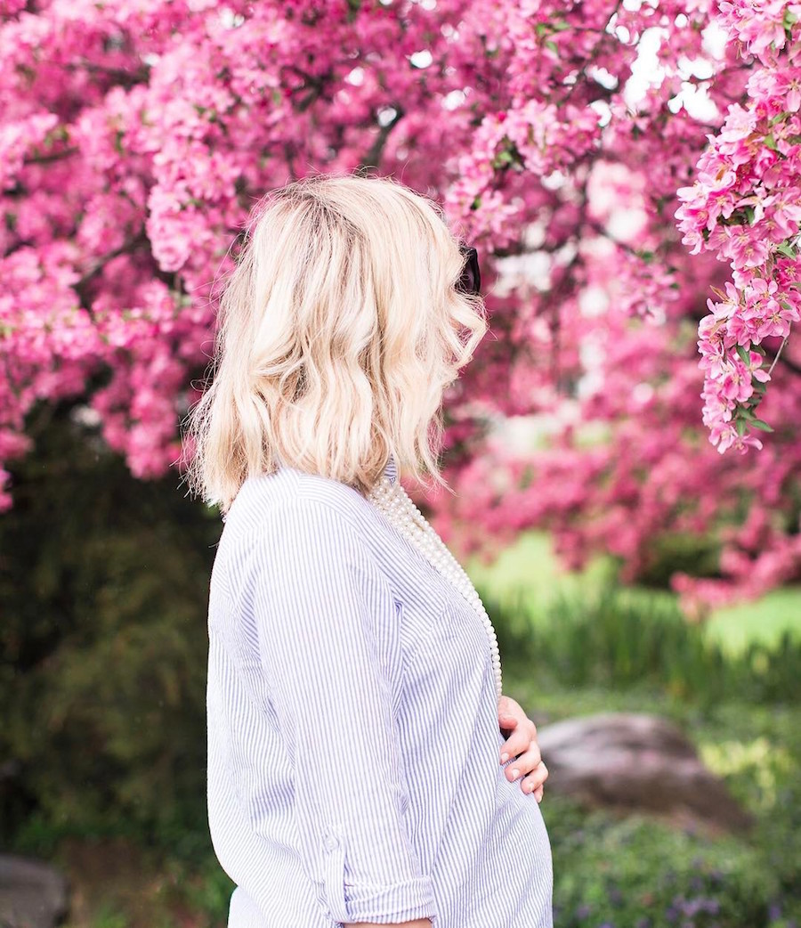 CÁC MÓN MẸ BẦU KHÔNG NÊN ĂN HOẶC HẠN CHẾ ĂN TRONG DỊP TẾT

- Rượu bia: Mẹ nên tránh tuyệt đối
- Cà phê: Chỉ uống một lượng rất nhỏ
- Hành kiệu muối: Chỉ nên ăn một lượng rất ít vì hành có tính nóng, không tốt cho thai nhi
- Đồ ngọt như bánh kẹo, mứt tết, nước ngọt…: Nên hạn chế vì dễ gây tiểu đường thai kỳ
- Đồ công nghiệp đóng gói như xúc xích, thịt nguội: Nên hạn chế vì chứa nhiều chất phụ gia không tốt cho mẹ và bé
- Rau sống: Mẹ nên hạn chế, tốt nhất nên ăn các loại rau đã được nấu chín
- Đồ ăn chứa nhiều dầu mỡ: Nên hạn chế

Ngoài ra mẹ lưu ý:
- Giò chả: Cần chọn các loại không chứa hàn the, đảm bảo vệ sinh
- Không ăn đồ ăn cũ để lâu ngày trong tủ lạnh, nên ưu tiên thực phẩm tươi ngon
- Nên tráng miệng bằng trái cây thay cho bánh kẹo
- Không ăn quá no, chỉ ăn vừa đủ và nên ăn nhiều bữa nhỏ trong ngày 

Chúc các mẹ có những ngày Tết nhiều niềm vui và khoẻ mạnh! 
____________________________________

Mamibabi là ứng dụng thai giáo và giáo dục sớm duy nhất tại Việt Nam:
• Được sáng lập bởi chuyên gia thai giáo Phạm Ngọc Thắng, tác giả cuốn sách “Rủ chồng thai giáo”
• Được xây dựng theo hướng “1 tài khoản – ngàn nội dung”, bạn chỉ cần mua tài khoản VIP Mom 1 lần duy nhất để đọc hàng ngàn nội dung về nuôi dạy con. 

- Hơn 3000 hoạt động thai giáo giúp mẹ vui bé khỏe https://mamibabi.com.vn/vip/info?mode=1
- Hơn 1000 bản nhạc thai giáo và karaoke thai giáo
- Hơn 1000 bài thơ và câu truyện thai giáo tiếng Anh, tiếng Việt, Ehon, audio
- Hơn 500 hoạt động giáo dục sớm cho bé từ 0 - 6 tuổi
- Hơn 300 món ăn dặm cho bé từ 6 tháng đến 2 tuổi  
- Thực đơn 280 ngày mang thai cho mẹ bầu  
- 44 khóa học toàn diện và chuyên sâu dành cho mẹ bầu và bé 0 - 6 tuổi: https://mamibabi.com.vn/khoa-hoc