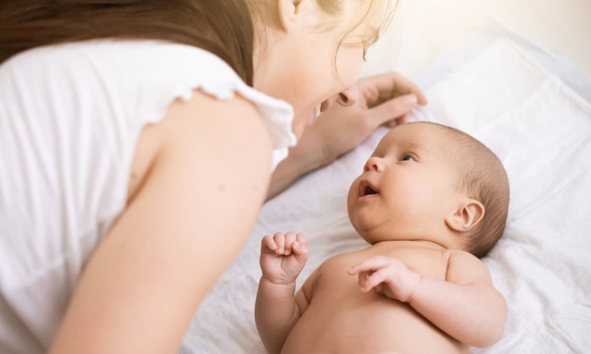 TRÒ CHUYỆN TỪ LÚC MỚI SINH: BÍ QUYẾT GIÚP CON THÔNG MINH VÀ HOẠT NGÔN

Nhiều bố mẹ nghĩ rằng bé mới sinh “đã hiểu gì đâu mà nói chuyện”. Nhưng trên thực tế, não bộ của bé đang “ghi lại” những âm thanh bé nghe thấy mỗi ngày ở mức độ sơ khai nhất. 

Khi con khoảng 1 tuổi, tức là đến tuổi tập nói, bố mẹ sẽ thấy con bật ra những từ như “bố”, “mẹ”, “bà”, “miu”... vì não bộ con đã “cất giấu” những từ ngữ này từ trước đó, bây giờ con chỉ mang ra “dùng dần” thôi. 

Vì thế bố mẹ đừng quên nói chuyện với con ngay từ lúc sơ sinh nhé. Đây chính là bí quyết giúp con thông minh và hoạt ngôn trong những năm sau đó. 

Giữa đời sống hiện đại với rất nhiều thiết bị điện tử như điện thoại, ipad... nhiều bé bị chậm nói vì bố mẹ cho dùng điện thoại, xem TV quá nhiều. Thay vì để con ngồi im với các thiết bị ấy, hãy dành thời gian trò chuyện cùng con nhé bố mẹ ơi!

Ở mỗi giai đoạn, chúng ta cần nói chuyện với con theo những cách khác nhau. Cách nói với bé 0 – 3 tháng sẽ khác với cách nói với bé 4 – 6 tháng... Mamibabi đã nói rất rõ về cách giao tiếp với con theo từng giai đoạn, bố mẹ xem tại khóa học “Dạy trẻ tập nói – Phòng ngừa chứng chậm nói” nhé https://mamibabi.com.vn/coursev2/5/khoa-hoc-day-be-tap-noi-phong-ngua-cham-noi-cho-tre-tu-0-6-tuoi 

Đây chỉ là 1 trong 44 khóa học sẵn có tại Mamibabi. Bố mẹ chỉ cần mua tài khoản “VIP Mom trọn đời” là có thể xem cả 44 khóa học trên cùng với 

- Hơn 3000 hoạt động thai giáo giúp mẹ vui bé khỏe https://mamibabi.com.vn/vip/info?mode=1
- Hơn 1000 bản nhạc thai giáo và karaoke thai giáo
- Hơn 1000 bài thơ và câu truyện thai giáo tiếng Anh, tiếng Việt, Ehon, audio
- Hơn 500 hoạt động giáo dục sớm cho bé từ 0 - 6 tuổi
- Hơn 300 món ăn dặm cho bé từ 6 tháng đến 2 tuổi  
- Thực đơn 280 ngày mang thai cho mẹ bầu  
- 44 khóa học toàn diện và chuyên sâu dành cho mẹ bầu và bé 0 - 6 tuổi: https://mamibabi.com.vn/khoa-hoc

----------------------------------------
Mamibabi là ứng dụng thai giáo và giáo dục sớm duy nhất tại Việt Nam: 
+ Được sáng lập bởi chuyên gia thai giáo Phạm Ngọc Thắng, tác giả cuốn sách “Rủ chồng thai giáo”
+ Được xây dựng theo hướng “1 tài khoản – ngàn nội dung”, bạn chỉ cần mua tài khoản VIP Mom 1 lần duy nhất để đọc hàng ngàn nội dung