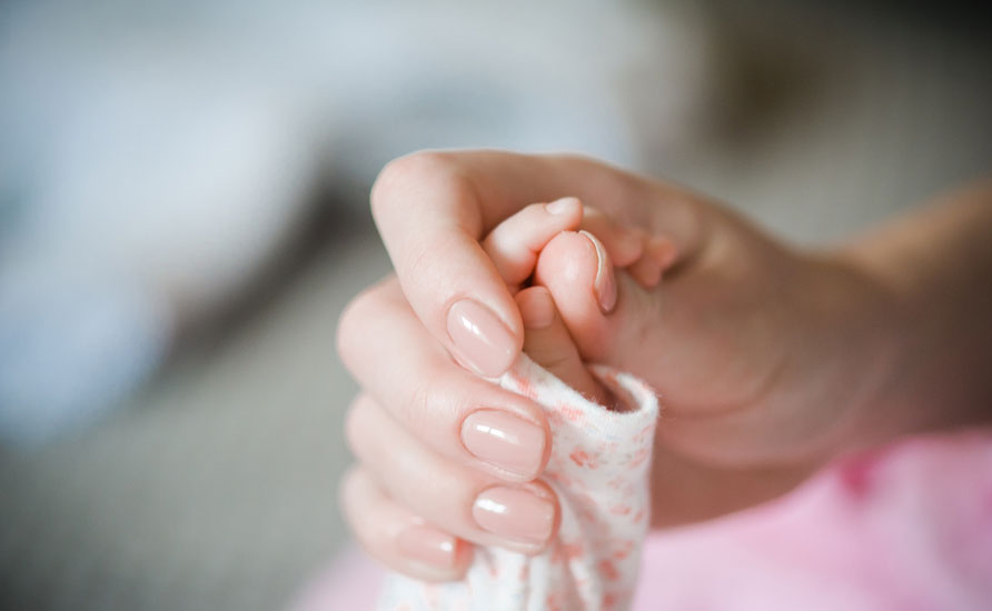 GIẢI ĐÁP CÂU HỎI VỀ KHOÁ HỌC THAI GIÁO TẠI MAMIBABI

>>> Bạn N.N.Q (Ninh Bình) hỏi: Mình muốn mua khóa học thai giáo nhưng sao bên bạn lại bảo mua tài khoản VIP Mom vậy? 

>>> Mamibabi trả lời: 

Chào bạn!

Tại Mamibabi, 2 khái niệm “khóa học thai giáo” và “tài khoản VIP Mom” có ý nghĩa giống nhau. Khi mua “tài khoản VIP Mom”, bạn sẽ học được khóa học thai giáo (và 43 khóa học khác). 

Sở dĩ bên mình dùng từ “tài khoản VIP Mom” bởi Mamibabi được xây dựng theo mô hình “1 tài khoản – ngàn nội dung”. Bạn mua tài khoản VIP Mom 1 lần, bạn sẽ học được không chỉ 1 khóa học thai giáo mà còn 43 khóa học khác trong lĩnh vực làm mẹ. Nhờ đó, bạn tiết kiệm được nhiều tiền. 

Với những mô hình thông thường, bạn mua khóa học nào sẽ trả tiền khóa học đó. Với 43 khóa học, bạn có thể phải trả tiền 43 lần. Nhưng với Mamibabi, bạn chỉ cần trả tiền 1 lần duy nhất để mua “tài khoản VIP Mom”, khi có tài khoản này rồi, bạn xem được hơn 43 khóa học, và hàng ngàn nội dung dưới đây: 

- Hơn 3000 hoạt động thai giáo giúp mẹ vui bé khỏe https://mamibabi.com.vn/vip/info?mode=1
- Hơn 1000 bản nhạc thai giáo và karaoke thai giáo
- Hơn 1000 bài thơ và câu truyện thai giáo tiếng Anh, tiếng Việt, Ehon, audio
- Hơn 500 hoạt động giáo dục sớm cho bé từ 0 - 6 tuổi
- Hơn 300 món ăn dặm cho bé từ 6 tháng đến 2 tuổi  
- Thực đơn 280 ngày mang thai cho mẹ bầu  
- 44 khóa học toàn diện và chuyên sâu dành cho mẹ bầu và bé 0 - 6 tuổi: https://mamibabi.com.vn/khoa-hoc
----------------------------------------
Mamibabi là ứng dụng thai giáo và giáo dục sớm duy nhất tại Việt Nam: 
+ Được sáng lập bởi chuyên gia thai giáo Phạm Ngọc Thắng, tác giả cuốn sách “Rủ chồng thai giáo”
+ Được xây dựng theo hướng “1 tài khoản – ngàn nội dung”, bạn chỉ cần mua tài khoản VIP Mom 1 lần duy nhất để đọc hàng ngàn nội dung