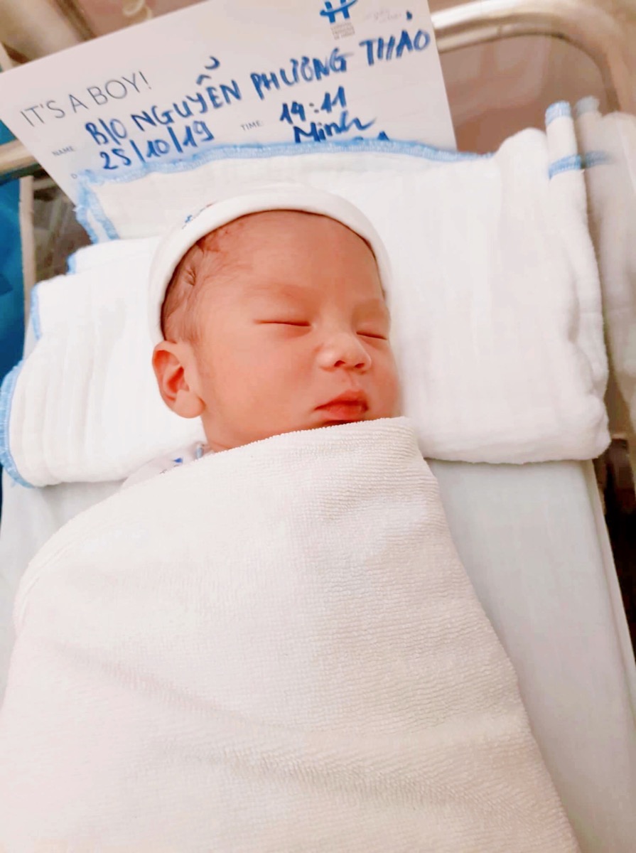 TRẢI NGHIỆM “BỆNH VIỆN KHÁCH SẠN” CHO CÁC MẸ TẠI HÀ NỘI

Đây không phải bài quảng cáo. Đây là bài chia sẻ của cá nhân mình.

Cách đây hơn 3 năm, vợ mình đã sinh bé Heo tại Bệnh viện Việt Pháp. Đây là bệnh viện quốc tế đầu tiên tại Hà Nội với cơ sở vật chất và dịch vụ được ví như ở khách sạn. Đồ ăn 3 bữa/ngày được phục vụ tận giường cho mẹ. Buổi đêm có dịch vụ chăm sóc bé để mẹ nghỉ ngơi. Nếu cần gì mẹ chỉ cần bấm nút tại giường, y tá sẽ tới hỗ trợ… 

Trước đó, trong toàn bộ thai kỳ, từ khi biết có thai, vợ mình đã đăng ký gói “Thai sản trọn gói” tại bệnh viện.

Nhờ sự tận tình của các bác sĩ, tất cả những lần đi khám thai của vợ mình đều rất nhẹ nhàng, dễ chịu. Khi sinh con, vợ mình đã sinh thường đúng như ý muốn, vào viện lúc 9h sáng, được kiểm tra, thay đồ, theo dõi sức khoẻ, gây tê màng cứng… và sinh bé lúc 14h11’ chiều ngày hôm đó. Sức khoẻ mẹ và bé đều ổn định, ra viện sau 2 ngày.

Vì trải nghiệm sinh con rất tốt nên trong 2 năm đầu đời của con, vợ chồng mình đã đăng ký thẻ Baby Care để bé được tiêm chủng đầy đủ tại viện. Mỗi khi đến lịch tiêm, bệnh viện sẽ nhắn tin cho mẹ bé để tránh việc quên lịch. Bác sĩ cũng sẽ kiểm tra sức khoẻ cho bé trước khi tiêm. Bố mẹ được kiểm tra đúng tên, chủng loại, hạn sử dụng của vắc-xin. Trong lúc tiêm, bác sĩ cũng sẽ cho mẹ kiểm tra để đảm bảo lấy đúng liều lượng thuốc cần thiết. 

Đó là một số trải nghiệm cá nhân của gia đình mình. Hiện nay viện đã có thêm nhiều dịch vụ tốt hơn thời điểm vợ mình sinh con rồi.

Nếu mẹ nào quan tâm có thể tìm hiểu dịch vụ sinh tại bệnh viện Việt Pháp tại đây nhé https://www.hfh.com.vn/vi/1037/chao-thang-3-uu-dai-bao-la-tan-huong-dich-vu-thai-san-hang-nhat.html 

Thẻ chăm sóc và tiêm chủng cho bé tại https://www.hfh.com.vn/vi/1027/h-plus-babycare-giup-me-cham-soc-be-yeu-chuan-hang-nhat.html