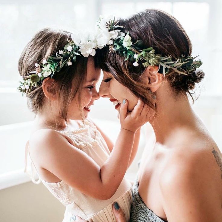 3 CÂU HỎI THƯỜNG GẶP VỀ GÓI “VIP MOM TRỌN ĐỜI” CỦA MAMIBABI 

1. Tài khoản “VIP Mom trọn đời” có lợi ích gì? 

Tài khoản VIP Mom trọn đời được xem 100%, không giới hạn nội dung và được sử dụng các chức năng VIP mà tài khoản thường không có trong thời gian trọn đời, cụ thể như sau:

- Hơn 3000 hoạt động thai giáo giúp mẹ vui bé khỏe https://mamibabi.com.vn/vip/info?mode=1
- Hơn 1000 bản nhạc thai giáo và karaoke thai giáo
- Hơn 1000 bài thơ và câu truyện thai giáo tiếng Anh, tiếng Việt, Ehon, audio
- Hơn 500 hoạt động giáo dục sớm cho bé từ 0 - 6 tuổi
- Hơn 300 món ăn dặm cho bé từ 6 tháng đến 2 tuổi  
- Thực đơn 280 ngày mang thai cho mẹ bầu  
- 55 khóa học toàn diện và chuyên sâu dành cho mẹ bầu và bé 0 - 6 tuổi: https://mamibabi.com.vn/khoa-hoc

2. Tại sao nhiều mẹ sử dụng gói “Vip Mom trọn đời” thay vì gói 1 năm? 

Đa số các mẹ đều sử dụng gói trọn đời do ưu điểm vượt trội về chi phí và sự tiện lợi: Gói trọn đời không hết hạn sử dụng, không cần mua thêm khi có khóa học mới, không giới hạn thiết bị (điện thoại, máy vi tính, máy bảng), không giới hạn số bé tham gia. Ngoài ra, mẹ còn được hỗ trợ và tư vấn trọn đời từ Mamibabi.

3. Sau khi mua gói 01 năm, mẹ có thể đổi sang gói “VIP Mom trọn đời” không? 

Mamibabi hỗ trợ nâng gói 01 năm lên gói trọn đời trong vòng 03 ngày kể từ khi thanh toán, mom chỉ cần thanh toán số tiền chênh lệch giữa hai gói để được nâng cấp. Sau 03 ngày, nếu muốn nâng gói, mom sẽ cần đóng đủ chi phí của gói trọn đời (không bao gồm chi phí của gói 01 năm đã đóng trước đó). Vì vậy nhiều mẹ đã lựa chọn gói trọn đời và chỉ cần thanh toán 1 lần duy nhất trong đời. 
----------------------------------------
Mamibabi là ứng dụng thai giáo và giáo dục sớm duy nhất tại Việt Nam: 
• Được sáng lập bởi chuyên gia thai giáo Phạm Ngọc Thắng, tác giả cuốn sách “Rủ chồng thai giáo”
• Được xây dựng theo hướng “1 tài khoản – ngàn nội dung”, bạn chỉ cần mua tài khoản VIP Mom 1 lần duy nhất để đọc hàng ngàn nội dung