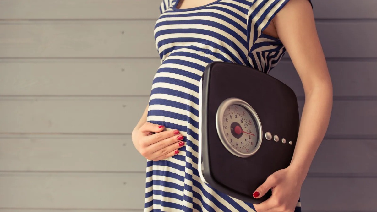 CHỈ SỐ CÂN NẶNG MẸ BẦU VÀ THAI NHI TỪNG TUẦN 

Cân nặng của mẹ và bé là một trong những câu hỏi Mamibabi thường xuyên nhận được. Cân nặng là chỉ số cơ bản nhất phản ánh sự phát triển của bé cũng như sự thay đổi của mẹ.

Mẹ có thể xem cân nặng chuẩn của thai nhi trong 40 tuần thai tại đây https://mamibabi.com.vn/news/95/can-nang-va-chieu-dai-thai-nhi-theo-chuan-who-2022 

Mẹ có thể xem bảng chỉ số cân nặng của bà bầu trong 40 tuần tại đây https://mamibabi.com.vn/special/pregnancy_weight_gain 

Mẹ lưu ý: Đối với cân nặng mẹ bầu, vì thể trạng mỗi mẹ mỗi khác nên số cân cần tăng khi mang thai cũng sẽ khác nhau. Trước khi mang thai, nếu mẹ gầy, bị thiếu cân thì khi có thai mẹ cần tăng cân nhiều hơn. Ngượi lại, nếu trước khi mang thai mẹ đã thừa cân, béo phì thì khi có thai mẹ cần kiểm soát cân nặng tốt để tăng cân vừa phải trong mức cho phép. 

----------------------------------------
Mamibabi là ứng dụng thai giáo và giáo dục sớm duy nhất tại Việt Nam: 
• Được sáng lập bởi chuyên gia thai giáo Phạm Ngọc Thắng, tác giả cuốn sách “Rủ chồng thai giáo”
• Được xây dựng theo hướng “1 tài khoản – ngàn nội dung”, bạn chỉ cần mua tài khoản VIP Mom 1 lần duy nhất để đọc hàng ngàn nội dung 

- Hơn 3000 hoạt động thai giáo giúp mẹ vui bé khỏe https://mamibabi.com.vn/vip/info?mode=1
- Hơn 1000 bản nhạc thai giáo và karaoke thai giáo
- Hơn 1000 bài thơ và câu truyện thai giáo tiếng Anh, tiếng Việt, Ehon, audio
- Hơn 500 hoạt động giáo dục sớm cho bé từ 0 - 6 tuổi
- Hơn 300 món ăn dặm cho bé từ 6 tháng đến 2 tuổi  
- Thực đơn 280 ngày mang thai cho mẹ bầu  
- 56 khóa học toàn diện và chuyên sâu dành cho mẹ bầu và bé 0 - 6 tuổi: https://mamibabi.com.vn/khoa-hoc