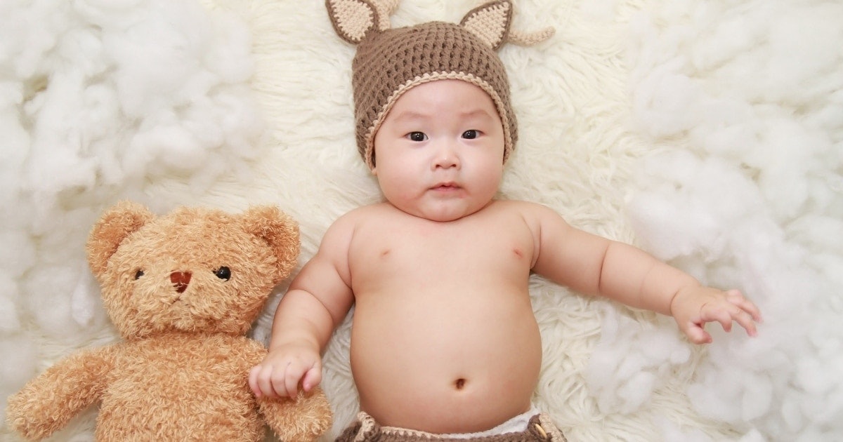 TUẦN KHỦNG HOẢNG: PHẢI LÀM SAO KHI BÉ “ĂN ÍT – KHÓC NHIỀU” 

Mẹ nào cũng cần trang bị kiến thức về tuần khủng hoảng nếu không muốn bản thân mình “khủng hoảng” theo bé phải không ạ?

Vào giai đoạn tuần khủng hoảng, việc bé ăn ít đi, khóc nhiều là điều rất bình thường. Có những mẹ thậm chí bị “sốc” khi thấy con mình bỗng “thay tính đổi nết”. Không sao nha các mẹ ơi. Tuần khủng hoảng là để bé “lớn lên” và học thêm những kỹ năng mới đó ạ.

3 nguyên tắc cần nhớ khi bé ở tuần khủng hoảng là: 
- Bao dung với bé hơn, nhẹ nhàng với bé hơn
- Chấp nhận việc bé ăn ít – khóc nhiều. Không ép bé ăn, không mắng khi bé khóc. Khóc là đặc quyền của trẻ con phải không ạ? 
- Mẹ duy trì chế độ ăn uống đủ chất để có sức chăm con và nhờ người thân trong gia đình hỗ trợ việc chăm sóc bé. 

Mẹ đừng lo nhé, đâu sẽ lại vào đó thôi, qua tuần khủng hoảng sẽ tới tuần nắng đẹp.

Trong 2 năm đầu đời, bé có 10 tuần khủng hoảng là: 5, 8, 12, 19, 26, 37, 46, 55, 64 và 75. 

Để biết rõ hơn về tuần khủng hoảng, mẹ học ngay khóa học “Tuần khủng hoảng” nhé https://mamibabi.com.vn/interact/wonderweek 

Chỉ với 1 tài khoản VIP Mom duy nhất, mẹ có thể học khóa học trên cùng 55 khóa học khác và hàng ngàn nội dung: 

- Hơn 3000 hoạt động thai giáo giúp mẹ vui bé khỏe https://mamibabi.com.vn/vip/info?mode=1
- Hơn 1000 bản nhạc thai giáo và karaoke thai giáo
- Hơn 1000 bài thơ và câu truyện thai giáo tiếng Anh, tiếng Việt, Ehon, audio
- Hơn 500 hoạt động giáo dục sớm cho bé từ 0 - 6 tuổi
- Hơn 300 món ăn dặm cho bé từ 6 tháng đến 2 tuổi  
- Thực đơn 280 ngày mang thai cho mẹ bầu  
- 56 khóa học toàn diện và chuyên sâu dành cho mẹ bầu và bé 0 - 6 tuổi: https://mamibabi.com.vn/khoa-hoc
----------------------------------------
Mamibabi là ứng dụng thai giáo và giáo dục sớm duy nhất tại Việt Nam: 
• Được sáng lập bởi chuyên gia thai giáo Phạm Ngọc Thắng, tác giả cuốn sách “Rủ chồng thai giáo”
• Được xây dựng theo hướng “1 tài khoản – ngàn nội dung”, bạn chỉ cần mua tài khoản VIP Mom 1 lần duy nhất để đọc hàng ngàn nội dung