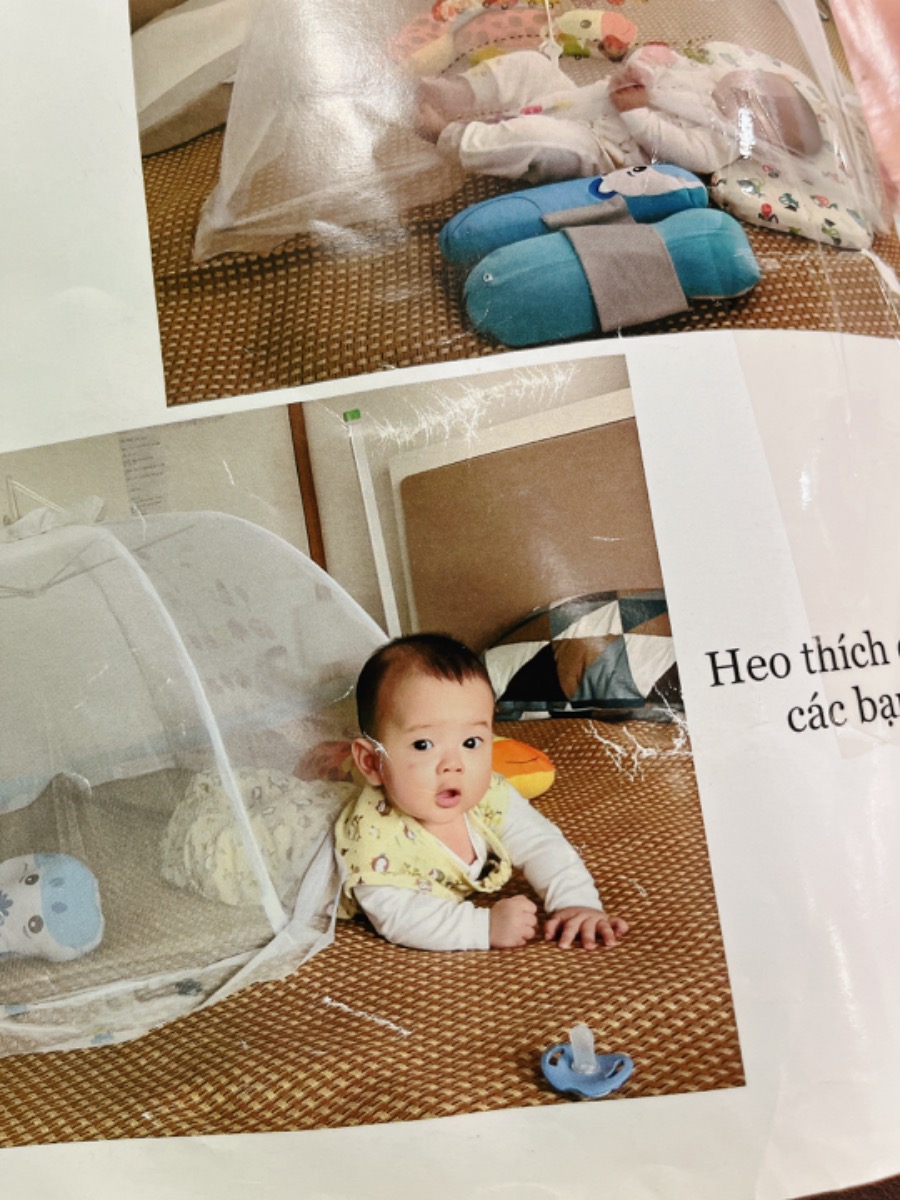 TI GIẢ: DÙNG SAO CHO ĐÚNG ĐỂ BÉ NGỦ NGON, KHÔNG BỊ NGHIỆN
 
Ti giả luôn là một trong những chủ đề gây nhiều tranh cãi trong suốt những năm qua. Bản thân bên mình khi tư vấn cũng thỉnh thoảng gặp các mẹ nói rằng em không muốn cho con dùng ti giả. Mình rất hiểu và tôn trọng điều đó. Tuy nhiên mình cũng xin phép được chia sẻ chút kinh nghiệm thực tế của mình để các mẹ tham khảo nhé.
 
Thứ 1, theo khoa học, ti giả giúp hạn chế hội chứng đột tử ở trẻ sơ sinh SIDS, vì vậy với các mẹ có con dưới 1 tuổi, mình vẫn khuyên là mẹ nên dùng (còn quyết định dùng hay không dĩ nhiên là ở mẹ).
 
Thứ 2, theo EASY, ti giả giúp con chuyển giấc tốt hơn, nhờ đó mà bé ngủ được dài hơn, mẹ nào theo EASY sẽ hiểu rõ hiều này.
 
Đó là về mặt lý thuyết. Còn về mặt kinh nghiệm thực tế của mình:
 
1. Không bao giờ cho con dùng ti giả khi con thức chơi. Nếu con thức, các mẹ hãy để con thoải mái ê a giao tiếp với mình. Nếu con có quấy khóc, không sao cả, khóc là đặc quyền của trẻ con mà. Mình có thể dỗ con bằng đồ chơi, bằng trò chơi, bằng cách ú òa để con dần quên. Nhưng tuyệt đối không cho con ngậm ti giả khi thức vì như vậy làm con không thể bật ra âm, lâu ngày làm con chậm nói, nói kém.
 
2. Chỉ dùng ti giả khi con ngủ, cụ thể là khi con chuyển giấc hoặc giật mình giữa chừng, chứ KHÔNG cho ti giả vào mồm con ngay từ đầu. Các mẹ hãy luyện cho con tự ngủ, chỉ cần ăn no, bỉm sạch, quấn chũn, phòng tối, yên tĩnh, mát, có tiếng ồn trắng… thì con “ngắm trần nhà” một chút rồi tự ngủ được luôn thôi. Trong quá trình con ngủ, khi con không tự chuyển giấc được và tỉnh dậy thì mình mới dùng ti giả trợ giúp con. Con ngủ say rồi, ti giả tự rơi ra thì kệ con chứ không “nhét” trở lại vào mồm con nữa.
 
3. Cai ti giả: Bé Heo nhà mình mất 2 tuần để “cai” ti giả, tức là khi con ngủ mà tỉnh giấc, ọ ẹ, thì mình vỗ vỗ nhẹ vào mông con để trấn an, con sẽ ngủ trở lại. Sau 2 tuần đó thì con hoàn toàn tạm biệt ti giả, và dĩ nhiên không có việc con bị “nghiện” ti giả. Đa số những trường hợp con “nghiện” ti giả khó cai đều là do bố mẹ đã để con dùng ti quá nhiều, có những nhà cho con ngậm ti giả cả tiếng đồng hồ khi con thức chơi đồ chơi và đi dạo. Không nên như vậy đâu bố mẹ ạ. Mình dùng đúng cách thì khỏe mẹ khỏe con và không sợ con “nghiện”.
 
Đó là một số chia sẻ của cá nhân mình. Mẹ có thể xem thêm cách dùng ti giả ở khóa học này nhé https://mamibabi.com.vn/interact/luyentigia
 
Đây chỉ là 1 trong 56 khóa học của bên mình, mẹ nào đã có tài khoản VIP Mom thì sẽ xem được cả 56 khóa. Những khóa mới trong thời gian sắp tới mẹ cũng sẽ xem được luôn. Ngoài 56 khóa mẹ còn xem được rất nhiều nội dung dưới đây về mang thai và sinh con:
 
- Được tư vấn mọi vấn đề về mang thai – thai giáo – nuôi con https://mamibabi.com.vn/community
- Lộ trình tăng cân 40 tuần của mẹ https://mamibabi.com.vn/special/pregnancy_weight_gain
- Bảng cân nặng thai nhi 40 tuần https://mamibabi.com.vn/news/95/can-nang-va-chieu-dai-thai-nhi-theo-chuan-who-2022
- Hơn 3000 hoạt động thai giáo giúp mẹ vui bé khỏe https://mamibabi.com.vn/vip/info?mode=1
- Hơn 1000 bản nhạc thai giáo và karaoke thai giáo https://mamibabi.com.vn/nhac-thai-giao 
- Hơn 1000 bài thơ và câu truyện thai giáo tiếng Anh, tiếng Việt, Ehon, audio https://mamibabi.com.vn/newscategory/15/truyen-thai-giao#fetalMenuPopup 
- Hơn 500 hoạt động giáo dục sớm cho bé từ 0 - 6 tuổi https://mamibabi.com.vn/khoa-hoc#gds 
- Hơn 300 món ăn dặm cho bé từ 6 tháng đến 2 tuổi https://mamibabi.com.vn/an-dam
- Thực đơn 280 ngày mang thai cho mẹ bầu https://mamibabi.com.vn/thai-giao-dinh-duong
- Những bài viết mới liên tục được tổng hợp và cập nhật https://mamibabi.com.vn/knowledge