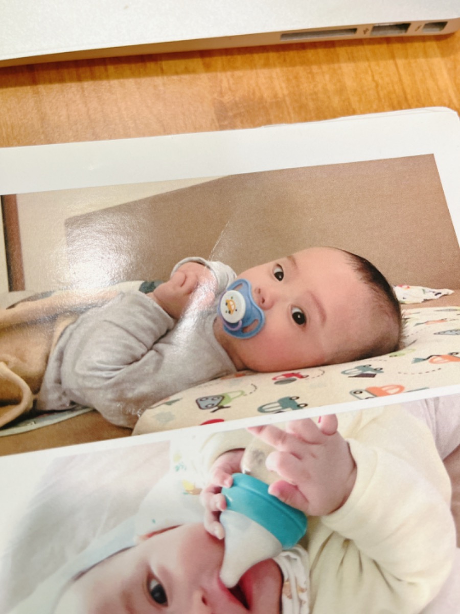 TI GIẢ: DÙNG SAO CHO ĐÚNG ĐỂ BÉ NGỦ NGON, KHÔNG BỊ NGHIỆN
 
Ti giả luôn là một trong những chủ đề gây nhiều tranh cãi trong suốt những năm qua. Bản thân bên mình khi tư vấn cũng thỉnh thoảng gặp các mẹ nói rằng em không muốn cho con dùng ti giả. Mình rất hiểu và tôn trọng điều đó. Tuy nhiên mình cũng xin phép được chia sẻ chút kinh nghiệm thực tế của mình để các mẹ tham khảo nhé.
 
Thứ 1, theo khoa học, ti giả giúp hạn chế hội chứng đột tử ở trẻ sơ sinh SIDS, vì vậy với các mẹ có con dưới 1 tuổi, mình vẫn khuyên là mẹ nên dùng (còn quyết định dùng hay không dĩ nhiên là ở mẹ).
 
Thứ 2, theo EASY, ti giả giúp con chuyển giấc tốt hơn, nhờ đó mà bé ngủ được dài hơn, mẹ nào theo EASY sẽ hiểu rõ hiều này.
 
Đó là về mặt lý thuyết. Còn về mặt kinh nghiệm thực tế của mình:
 
1. Không bao giờ cho con dùng ti giả khi con thức chơi. Nếu con thức, các mẹ hãy để con thoải mái ê a giao tiếp với mình. Nếu con có quấy khóc, không sao cả, khóc là đặc quyền của trẻ con mà. Mình có thể dỗ con bằng đồ chơi, bằng trò chơi, bằng cách ú òa để con dần quên. Nhưng tuyệt đối không cho con ngậm ti giả khi thức vì như vậy làm con không thể bật ra âm, lâu ngày làm con chậm nói, nói kém.
 
2. Chỉ dùng ti giả khi con ngủ, cụ thể là khi con chuyển giấc hoặc giật mình giữa chừng, chứ KHÔNG cho ti giả vào mồm con ngay từ đầu. Các mẹ hãy luyện cho con tự ngủ, chỉ cần ăn no, bỉm sạch, quấn chũn, phòng tối, yên tĩnh, mát, có tiếng ồn trắng… thì con “ngắm trần nhà” một chút rồi tự ngủ được luôn thôi. Trong quá trình con ngủ, khi con không tự chuyển giấc được và tỉnh dậy thì mình mới dùng ti giả trợ giúp con. Con ngủ say rồi, ti giả tự rơi ra thì kệ con chứ không “nhét” trở lại vào mồm con nữa.
 
3. Cai ti giả: Bé Heo nhà mình mất 2 tuần để “cai” ti giả, tức là khi con ngủ mà tỉnh giấc, ọ ẹ, thì mình vỗ vỗ nhẹ vào mông con để trấn an, con sẽ ngủ trở lại. Sau 2 tuần đó thì con hoàn toàn tạm biệt ti giả, và dĩ nhiên không có việc con bị “nghiện” ti giả. Đa số những trường hợp con “nghiện” ti giả khó cai đều là do bố mẹ đã để con dùng ti quá nhiều, có những nhà cho con ngậm ti giả cả tiếng đồng hồ khi con thức chơi đồ chơi và đi dạo. Không nên như vậy đâu bố mẹ ạ. Mình dùng đúng cách thì khỏe mẹ khỏe con và không sợ con “nghiện”.
 
Đó là một số chia sẻ của cá nhân mình. Mẹ có thể xem thêm cách dùng ti giả ở khóa học này nhé https://mamibabi.com.vn/interact/luyentigia
 
Đây chỉ là 1 trong 56 khóa học của bên mình, mẹ nào đã có tài khoản VIP Mom thì sẽ xem được cả 56 khóa. Những khóa mới trong thời gian sắp tới mẹ cũng sẽ xem được luôn. Ngoài 56 khóa mẹ còn xem được rất nhiều nội dung dưới đây về mang thai và sinh con:
 
- Được tư vấn mọi vấn đề về mang thai – thai giáo – nuôi con https://mamibabi.com.vn/community
- Lộ trình tăng cân 40 tuần của mẹ https://mamibabi.com.vn/special/pregnancy_weight_gain
- Bảng cân nặng thai nhi 40 tuần https://mamibabi.com.vn/news/95/can-nang-va-chieu-dai-thai-nhi-theo-chuan-who-2022
- Hơn 3000 hoạt động thai giáo giúp mẹ vui bé khỏe https://mamibabi.com.vn/vip/info?mode=1
- Hơn 1000 bản nhạc thai giáo và karaoke thai giáo https://mamibabi.com.vn/nhac-thai-giao 
- Hơn 1000 bài thơ và câu truyện thai giáo tiếng Anh, tiếng Việt, Ehon, audio https://mamibabi.com.vn/newscategory/15/truyen-thai-giao#fetalMenuPopup 
- Hơn 500 hoạt động giáo dục sớm cho bé từ 0 - 6 tuổi https://mamibabi.com.vn/khoa-hoc#gds 
- Hơn 300 món ăn dặm cho bé từ 6 tháng đến 2 tuổi https://mamibabi.com.vn/an-dam
- Thực đơn 280 ngày mang thai cho mẹ bầu https://mamibabi.com.vn/thai-giao-dinh-duong
- Những bài viết mới liên tục được tổng hợp và cập nhật https://mamibabi.com.vn/knowledge