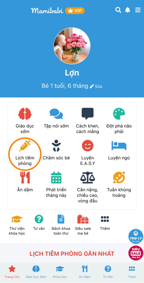 TUẦN MỚI - CHỨC NĂNG MỚI: THEO DÕI LỊCH TIÊM PHÒNG CHO BÉ

Với chức năng này mẹ có thể:
- Theo dõi các mũi tiêm theo chương trình Tiêm chủng mở rộng của Bộ y tế
- Đánh dấu là con đã tiêm hay chưa tiêm
- Lưu lại ngày tiêm của con
- Lưu lại tên thuốc con đã tiêm
- Lưu lại tác dụng phụ con đã gặp phải để theo dõi cho các lần tiêm sau
- Đọc thông tin về các loại vắc-xin để hiểu thêm về các bệnh, đường lây lan và cách phòng tránh

Mamibabi vẫn luôn cập nhật nội dung mới và tính năng mới mỗi tuần. Các mẹ hãy đăng ký tài khoản VIP Mom trọn đời để sử dụng 100% nội dung nhé:
- Bảng theo dõi cân nặng 40 tuần cho mẹ https://mamibabi.com.vn/special/pregnancy_weight_gain
- Bảng theo dõi cân nặng 40 tuần cho bé https://mamibabi.com.vn/news/95/can-nang-va-chieu-dai-thai-nhi-theo-chuan-who-2021
- 56 khóa học toàn diện và chuyên sâu dành cho mẹ bầu và bé 0 - 6 tuổi: https://mamibabi.com.vn/khoa-hoc
- Hơn 3000 hoạt động thai giáo giúp mẹ vui bé khỏe https://mamibabi.com.vn/vip/info?mode=1
- Hơn 1000 bản nhạc thai giáo và karaoke thai giáo
- Hơn 1000 bài thơ và câu truyện thai giáo tiếng Anh, tiếng Việt, Ehon, audio
- Hơn 500 hoạt động giáo dục sớm cho bé từ 0 - 6 tuổi
- Hơn 300 món ăn dặm cho bé từ 6 tháng đến 2 tuổi  
- Thực đơn 280 ngày mang thai cho mẹ bầu