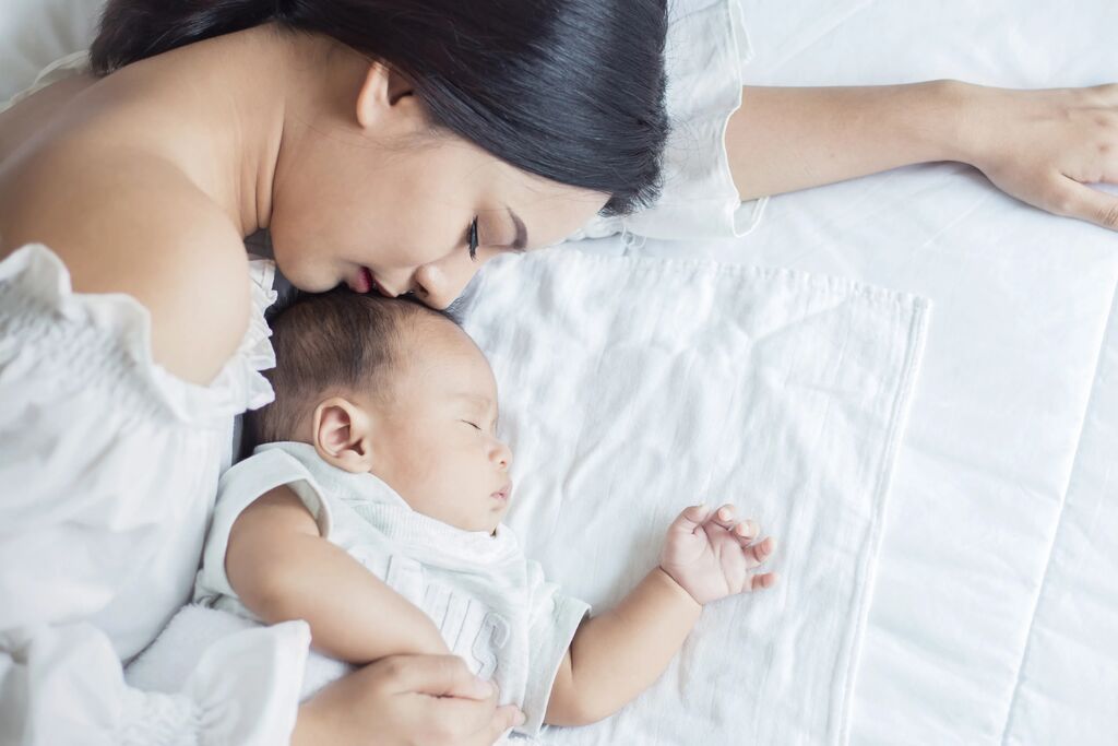 VỚI 899.000, BẠN NHẬN ĐƯỢC GÌ TỪ MAMIBABI?

Bạn sẽ nhận được một tài khoản VIP Mom trọn đời và sử dụng tất cả các tính năng và nội dung sau trong thời gian TRỌN ĐỜI: 

- 56 khóa học về mang thai, chăm sóc trẻ sơ sinh, giáo dục sớm cho bé 0 - 6 tuổi: https://mamibabi.com.vn/khoa-hoc
- Mẹ được tư vấn 1:1 mọi vấn đề về mang thai – thai giáo – nuôi con https://mamibabi.com.vn/community 
- Hơn 3000 hoạt động thai giáo giúp mẹ vui bé khỏe https://mamibabi.com.vn/vip/info?mode=1
- Hơn 1000 bản nhạc thai giáo và karaoke thai giáo https://mamibabi.com.vn/nhac-thai-giao 
- Hơn 1000 bài thơ và câu truyện thai giáo tiếng Anh, tiếng Việt, Ehon, audio https://mamibabi.com.vn/newscategory/15/truyen-thai-giao#fetalMenuPopup 
- Hơn 500 hoạt động giáo dục sớm cho bé từ 0 - 6 tuổi https://mamibabi.com.vn/khoa-hoc#gds 
- Hơn 300 món ăn dặm cho bé từ 6 tháng đến 2 tuổi  https://mamibabi.com.vn/an-dam 
- Thực đơn 280 ngày mang thai cho mẹ bầu https://mamibabi.com.vn/thai-giao-dinh-duong
- Lộ trình tăng cân 40 tuần của mẹ https://mamibabi.com.vn/special/pregnancy_weight_gain 
- Bảng cân nặng thai nhi 40 tuần https://mamibabi.com.vn/news/95/can-nang-va-chieu-dai-thai-nhi-theo-chuan-who-2022 
- Những bài viết mới liên tục được tổng hợp và cập nhật https://mamibabi.com.vn/knowledge 

Trong nhiều năm qua, Mamibabi vẫn luôn giữ vững tiêu chí “chi phí tốt nhất – nội dung nhiều nhất” trong lĩnh vực thai giáo tại Việt Nam. 

Chỉ với 899,000 đồng, mẹ có thể sử dụng tài khoản “VIP Mom trọn đời” của mình cả khi sinh bé thứ 2, thứ 3, thứ 4… không giới hạn thời gian. 

Các nội dung của Mamibabi phù hợp với việc mang thai và nuôi con trong giai đoạn 0 – 6 tuổi. 
------------------------------------------
Mamibabi là ứng dụng thai giáo và giáo dục sớm duy nhất tại Việt Nam:  
• Được sáng lập bởi chuyên gia thai giáo Phạm Ngọc Thắng, tác giả cuốn sách “Rủ chồng thai giáo”
• Được xây dựng theo hướng “1 tài khoản – ngàn nội dung”, bạn chỉ cần mua tài khoản VIP Mom 1 lần duy nhất để đọc hàng ngàn nội dung