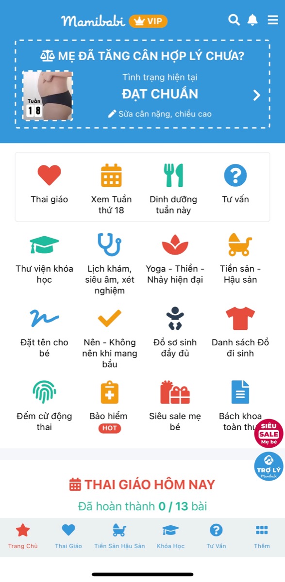 TRẢI NGHIỆM HƠN 20 TÍNH NĂNG VÀ KHOÁ HỌC TẠI MAMIBABI 

# Giá tốt nhất tại Việt Nam hiện tại: tối đa chỉ 899,000 đồng
# Mẹ được tư vấn, hỗ trợ trong suốt quá trình sử dụng

Nhiều mẹ hẳn đã nhận ra Mamibabi đã thay đổi giao diện thời gian gần đây phải không ạ? Mục đích của việc này là để màn hình chính của các mẹ hiển thị nhiều nội dung hơn, giúp mẹ tìm kiếm thông tin dễ hơn.

Mamibabi có 2 giao diện dành riêng cho mẹ đang mang bầu và mẹ đã sinh. Với các mẹ đã có tài khoản “VIP Mom trọn đời”, mẹ có thể sử dụng 100% tính năng và học 100% khoá học trong thời gian trọn đời. Mẹ có thể dùng đi dùng lại nhiều lần, học đi học lại nhiều lần, không giới hạn thời gian. 

- Với tính năng: Mẹ sẽ thấy hiển thị ngay tại màn hình chính của mình như trong ảnh chụp dưới đây

- Với khoá học: Mẹ có thể học ngay 56 khoá học ngắn tại đây https://mamibabi.com.vn/khoa-hoc

>>> VỚI MẸ BẦU: Màn hình sẽ hiển thị:
1. Thai giáo
2. Sự phát triển của thai tuần này
3. Dinh dưỡng
4. Tư vấn
5. Thư viện khoá học
6. Lịch khám thai, siêu âm, xét nghiệm
7. Yoga - Thiền - Nhảy hiện đại
8. Tiền sản - Hậu sản
9. Đặt tên cho bé
10. Nên - Không nên khi mang bầu
11. Đồ sơ sinh đầy đủ
12. Danh sách đồ đi sinh
13. Đếm cử động thai
14. Siêu sale sản phẩm mẹ và bé
15. Bảo hiểm
16. Bách khoa toàn thư 

>>> VỚI MẸ SAU SINH: Màn hình sẽ hiển thị:
1. Sự phát triển tháng này của bé
2. Theo dõi cân nặng, chiều cao, vòng đầu của bé 
3. Lượng sữa của bé
4. Hút sữa cho bé
5. Thời gian ngủ 
6. Thay bỉm
7. Lịch tiêm phòng
8. Tuần khủng hoảng
9. Lịch EASY
10. Luyện ngủ
11. Giáo dục sớm
12. Tập nói cho bé
13. Cách khen, cách mắng để bé nghe lời
14. Đột phá não phải
15. Cách chăm sóc bé
16. Tư vấn
17. Thư viện khoá học
18. Bảo hiểm 
19. Siêu sale
20. Bách khoa toàn thư
21. Thêm (mẹ bấm vào để xem được nhiều hơn)

Chi tiết quyền lợi VIP Mom mẹ có thể xem tại đây https://mamibabi.com.vn/vip/info?mode=9 

Mamibabi rất cảm ơn sự tin tưởng, ủng hộ của các mẹ, và rất mong sẽ tiếp tục được đồng hành cùng các mẹ trên hành trình làm mẹ sắp tới!