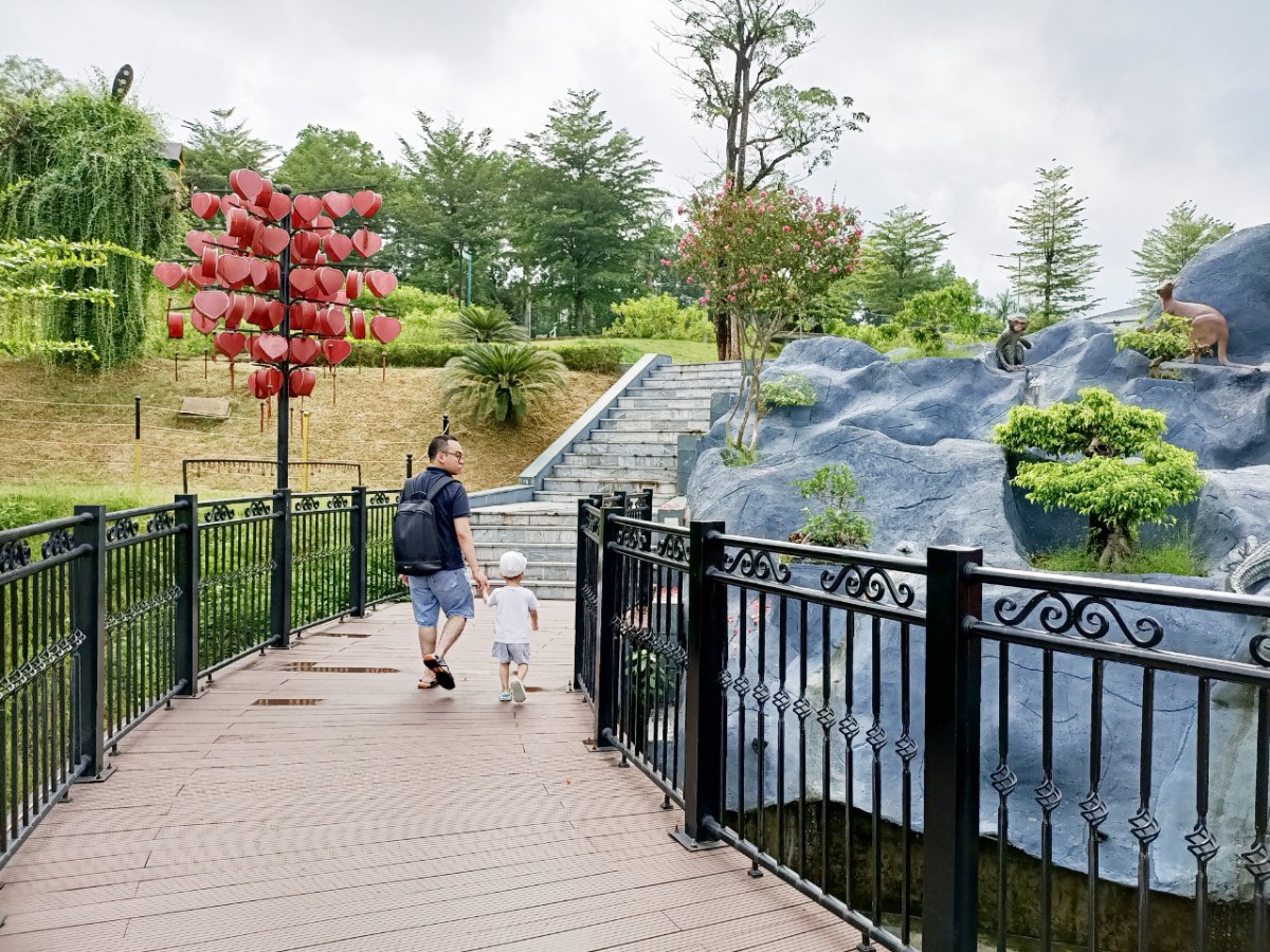 VÌ SAO MAMIBABI CÓ GIÁ TỐT NHẤT THỊ TRƯỜNG? VÌ SAO MAMIBABI KHÔNG TĂNG GIÁ 5 NĂM QUA 

Như nhiều mẹ đã biết, Mamibabi hiện đang cung cấp tài khoản VIP Mom. Với tài khoản này, các mẹ có thể học được 56 khóa học và hàng ngàn nội dung về mang thai và nuôi con, quyền lợi cụ thể mẹ có thể xem tại đây https://mamibabi.com.vn/vip/info?mode=9

Trong bài này mình xin chia sẻ một số thông tin về mức phí của tài khoản VIP Mom:

1. TÀI KHOẢN VIP MOM CÓ PHÍ BAO NHIÊU? 

Hiện tài khoản VIP Mom Mamibabi có 2 mức phí để các mẹ lựa chọn: 
+ VIP Mom 1 năm (dùng 365 ngày kể từ ngày bạn đóng phí): 449,000 đồng
+ VIP Mom trọn đời (dùng trọn đời không giới hạn thời gian, kể cả khi bạn sinh các bé sau): 899,000 đồng. 

Xin được nhấn mạnh với các mẹ rằng đây là mức phí TỐT NHẤT trên thị trường hiện nay. Tại Việt Nam, Mamibabi là đơn vị duy nhất cung cấp các khóa học thai giáo và nuôi dạy con với mức phí chỉ 899,000đ và dùng được trọn đời.

2. KHI CÓ KHÓA HỌC MỚI/BÀI VIẾT MỚI CÓ PHẢI ĐÓNG THÊM PHÍ KHÔNG?  

KHÔNG các mẹ nhé. Các mẹ có thể tìm hiểu thông tin từ những mẹ đã từng mua tài khoản VIP Mom Mamibabi. Khi có thêm khóa học mới hay nội dung mới mẹ sẽ xem được luôn KHÔNG phải đóng thêm phí gì cả. Mẹ VIP Mom luôn xem được 100% nội dung tại Mamibabi, không bị giới hạn bất cứ điều gì. 

3. VÌ SAO MAMIBABI CÓ GIÁ RẺ NHẤT THỊ TRƯỜNG? 

Vì bên mình không trả tiền quảng cáo ạ. Trong 5 năm làm thì 4 năm gần đây  nhất Mamibabi không chi tiền cho các hoạt động PR, quảng cáo, truyền thông gì cả. Bên mình có được khách hàng mới là nhờ các khách hàng cũ giới thiệu, nhờ review tốt của các mẹ trên các hội nhóm Facebook, nhờ khách biết tới bên mình qua Google, Youtube… một cách tự nhiên. Bên mình không mất tiền quảng cáo nên phí các mẹ trả cũng không phải “gánh” thêm chi phí quảng cáo. 

4. VÌ SAO MAMIBABI CÓ THỂ BÌNH ỔN GIÁ, KHÔNG TĂNG GIÁ TRONG 5 NĂM QUA?

Như mình đã nói ở trên, là do bên mình không mất tiền quảng cáo. Doanh thu thu được hoàn toàn được sử dụng cho việc cải tiến công nghệ + nâng cao chất lượng nội dung + tư vấn cho khách hàng. 

Thêm nữa là 5 năm qua cũng là thời gian Việt Nam trải qua covid, có những thời gian giãn cách xã hội, nhiều mẹ rất khó khăn. Các mẹ khi sinh con ra cũng sẽ mất nhiều chi phí bỉm sữa, vì vậy bên mình luôn cố gắng bình ổn giá hết sức có thể. Mamibabi có gói “VIP Mom trọn đời” 899,000đ cũng là để giúp các mẹ tiết kiệm hơn. Mẹ chỉ cần trả tiền một lần duy nhất và dùng được rất lâu, thật sự rất có lợi. 

Mamibabi không dám hứa trước về việc sau này vẫn giữ nguyên mức phí như hiện nay, nhưng bên mình vẫn luôn nỗ lực mỗi ngày để có giá tốt nhất cho các mẹ. 

Nếu muốn xem đầy đủ 56 khóa học các mẹ có thể xem tại đây https://mamibabi.com.vn/khoa-hoc 

Mọi nội dung về thai giáo như nhạc, truyện, game, dinh dưỡng… mẹ xem tại đây https://mamibabi.com.vn/khoa-hoc#fetalMenuPopup 

Mọi thắc mắc cần được tư vấn mẹ post tại đây nhé https://mamibabi.com.vn/community