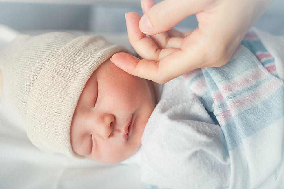 TƯ VẤN CHO BÉ 1 THÁNG TUỔI NGỦ CHẬP CHỜN, HAY GIẬT MÌNH, HAY BỊ TRỚ 

Đây là câu hỏi của một mẹ gửi tới Mamibabi: “Bé nhà mình được 1 tháng rồi. Bé ngủ hay bị chập chờn quá. Bé hay giật mình. Mình bế trên tay, cho bé ti thì bé ngủ, nhưng canh để đặt xuống thì bé lại giật mình, chưa kể đêm tầm 10 phút bé lại giật mình khóc. Đêm mình mệt quá nên không bế lên cho ti mà 2 mẹ con nằm ti luôn. Mình ít sữa mà bé không chịu bú sữa ngoài. Bé lại hay bị trớ sữa sau khi ti mẹ nữa. Cho mình lời khuyên với ạ. Mình stress quá!”

Mẹ có thể xem câu trả lời đầy đủ của Mamibabi tại link https://mamibabi.com.vn/news/1914/tu-van-cho-be-1-thang-ngu-chap-chon-hay-giat-minh-hay-bi-tro 

Với bé 1 tháng tuổi, mẹ nên tìm hiểu về EASY và luyện ngủ để giúp bé sớm có nếp sinh hoạt khoa học, đồng thời giúp bé có thể ngủ ngon, hạn chế những hiện tượng thường gặp ở trẻ 1 tháng như giật mình, ngủ ngắn, chưa thể tự ngủ… 

Dưới đây là một số nội dung các mẹ có bé 1 tháng tuổi có thể tham khảo: 
+ Luyện tự ngủ cho bé https://mamibabi.com.vn/interact/luyenngu 
+ Luyện EASY cho bé https://mamibabi.com.vn/interact/easy 
+ 20 trò chơi giúp bé 1 tháng khỏe mạnh, thông minh https://mamibabi.com.vn/news/916/top-20-tro-choi-cho-be-1-thang-tuoi-khoe-manh-thong-minh 

Mọi câu hỏi cần được giải đáp mẹ có thể viết tại mục Tư vấn https://mamibabi.com.vn/community 

Để có thể đọc mọi nội dung về mang thai và nuôi dạy con, mẹ chỉ cần mua tài khoản “VIP Mom trọn đời” một lần duy nhất, mẹ sẽ đọc được: 

- Hơn 500 hoạt động giáo dục sớm cho bé từ 0 - 6 tuổi https://mamibabi.com.vn/khoa-hoc#gds 
- Hơn 300 món ăn dặm cho bé từ 6 tháng đến 2 tuổi https://mamibabi.com.vn/an-dam
- Thực đơn 280 ngày mang thai cho mẹ bầu https://mamibabi.com.vn/thai-giao-dinh-duong
- 56 khóa học toàn diện và chuyên sâu dành cho mẹ bầu và bé 0 - 6 tuổi: https://mamibabi.com.vn/khoa-hoc
- Mẹ được tư vấn mọi vấn đề về mang thai – thai giáo – nuôi con https://mamibabi.com.vn/community 
- Lộ trình tăng cân 40 tuần của mẹ https://mamibabi.com.vn/special/pregnancy_weight_gain 
- Bảng cân nặng thai nhi 40 tuần https://mamibabi.com.vn/news/95/can-nang-va-chieu-dai-thai-nhi-theo-chuan-who-2022 
- Hơn 3000 hoạt động thai giáo giúp mẹ vui bé khỏe https://mamibabi.com.vn/vip/info?mode=1
- Hơn 1000 bản nhạc thai giáo và karaoke thai giáo https://mamibabi.com.vn/nhac-thai-giao 
- Hơn 1000 bài thơ và câu truyện thai giáo tiếng Anh, tiếng Việt, Ehon, audio https://mamibabi.com.vn/newscategory/15/truyen-thai-giao#fetalMenuPopup 
- Những bài viết mới liên tục được tổng hợp và cập nhật https://mamibabi.com.vn/knowledge 
-----------------------------------------------
Mamibabi là ứng dụng thai giáo và giáo dục sớm duy nhất tại Việt Nam: 
• Được sáng lập bởi chuyên gia thai giáo Phạm Ngọc Thắng, tác giả cuốn sách “Rủ chồng thai giáo”
• Được xây dựng theo hướng “1 tài khoản – ngàn nội dung”, bạn chỉ cần mua tài khoản VIP Mom 1 lần duy nhất để đọc hàng ngàn nội dung