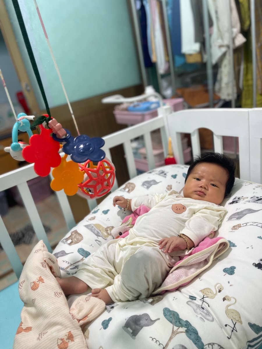 Bé nhà mình 1m16d
Newborn bé 4,4kg. Tháng đầu tiên bé tăng 500gr. 
Từ tuần thứ 3, bé bú 1 đến 2 cử đêm(23h và 2h).
Đến tuần thứ 4, bé bú 1 cử đêm 2h.
Hiện tại (2hôm nay), bé chỉ bú đầu hôm lúc 18h và 22h và sau đó ngủ đến 5h sáng. 
Em có cần đánh thức bé dậy để ti không? Mà khó đánh thức lắm, bé ngủ sâu giấc. Tự ngủ không bế ẩm để vào giấc.
Bé ti ít như vậy có vấn đề gì không? Đó có phải nguyên nhân làm bé chậm tăng cân không?
Mỗi ngày bé ti khoảng 6-7 cử (khoảng 3-4 tiếng/cử), mỗi cử 80-100ml