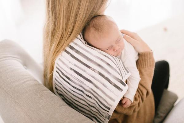 CÁCH VỖ Ợ HƠI GIẢM NÔN TRỚ, TRÁNH ĐẦY BỤNG CHO BÉ SƠ SINH 

Nhiều năm trước đây, không ai biết “vỗ ợ hơi” là gì. Nhưng vài năm trở lại đây, nhiều mẹ bỉm sữa đã coi “vỗ ợ hơi” là “chân ái” giúp con yêu của mình cảm thấy dễ chịu hơn sau mỗi lần ăn no. 

Vỗ ợ hơi cũng được khuyến khích bởi các bác sĩ, điều dưỡng nhằm giúp các con yêu cảm thấy “nhẹ bụng” hơn, từ đó giảm nôn trớ, tránh đầy hơi và có những giấc ngủ thật ngon. 

Mẹ có thể xem chi tiết cách vỗ ợ hơi tại đây https://mamibabi.com.vn/interact/voohoi

Mẹ lưu ý cần vỗ kỹ, tốt nhất vỗ 15 phút cho bé. Nếu mẹ cho bé bú trực tiếp thì sau khi bé bú xong một bên vú mẹ có thể vỗ ợ hơi để bé cảm thấy dễ chịu đã rồi mới cho bú nốt bên còn lại. 

Ngoài vỗ ợ hơi, mẹ có thể xem thêm 12 khóa học ngắn khác về chăm sóc trẻ sơ sinh (vệ sinh, chăm sóc rốn, rơ lưỡi, rửa mũi, hạn chế táo bón…) tại link https://mamibabi.com.vn/khoa-hoc#cham-soc-be 

Chỉ với một tài khoản “VIP Mom trọn đời” giá 899,000 đồng, mẹ có thể học được 56 khóa học và hàng ngàn nội dung về mang thai và nuôi con. Mẹ xem chi tiết quyền lợi và đăng ký VIP Mom tại đây https://mamibabi.com.vn/vip/info?mode=9 
-------------------------
Mamibabi là ứng dụng thai giáo và giáo dục sớm duy nhất tại Việt Nam: 
• Được sáng lập bởi chuyên gia thai giáo Phạm Ngọc Thắng, tác giả cuốn sách “Rủ chồng thai giáo” 
• Hiện là ứng dụng mang thai và nuôi con có chi phí tốt nhất – quyền lợi nhiều nhất tại Việt Nam