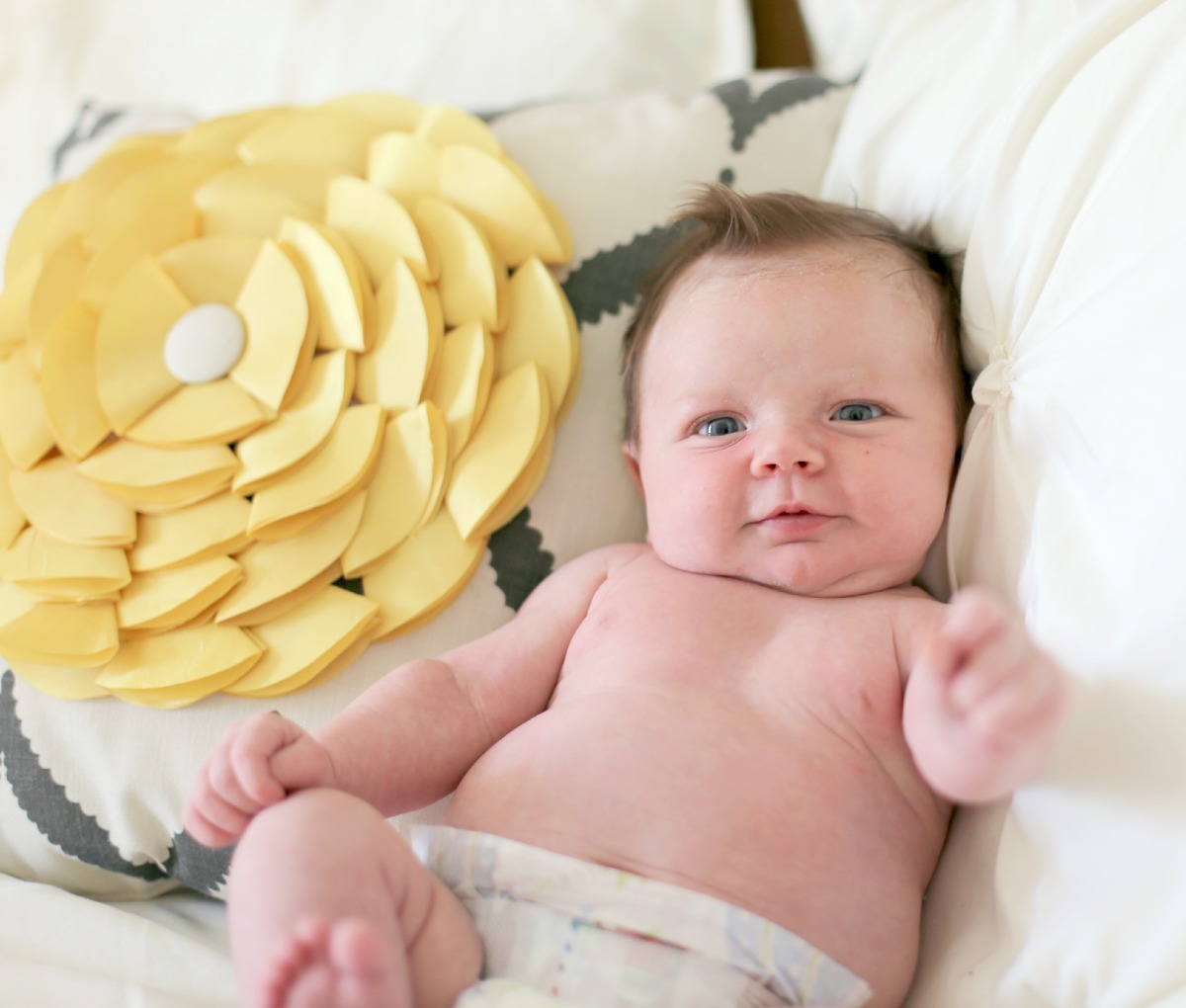 LUYỆN EASY CHO BÉ 1 THÁNG TUỔI NHƯ THẾ NÀO? 

Dưới đây là bài viết chi tiết về cách thức luyện EASY cho bé 1 tháng tuổi >>> https://mamibabi.com.vn/news/1960/luyen-easy-cho-be-1-thang-tuoi 

Bài viết sẽ hướng dẫn mẹ những điều cần lưu ý, lịch EASY mẫu cho bé 1 tháng tuổi và thời gian ngủ ngày - đêm một cách hợp lý. 

Để xem thêm các bài viết về EASY, mẹ có thể tham khảo tại https://mamibabi.com.vn/newscategory/48/easy-category 
----------------------------------------------

Mamibabi là ứng dụng thai giáo, luyện EASY và giáo dục sớm duy nhất tại Việt Nam được sáng lập bởi tác giả Phạm Ngọc Thắng – tác giả của cuốn sách “Rủ chồng thai giáo” với phương châm “chi phí tốt nhất – quyền lợi nhiều nhất”.  

Mẹ chỉ cần đăng ký tài khoản “VIP Mom trọn đời” với giá chỉ 899,000 đồng để xem được tất cả các nội dung dưới đây: 

- Được tư vấn mọi vấn đề về luyện EASY và nuôi dạy con https://mamibabi.com.vn/community 
- 56 khóa học về mang thai, chăm sóc trẻ sơ sinh, giáo dục sớm cho bé 0 - 6 tuổi: https://mamibabi.com.vn/khoa-hoc
- Hơn 500 hoạt động giáo dục sớm cho bé từ 0 - 6 tuổi https://mamibabi.com.vn/khoa-hoc#gds 
- Hơn 300 món ăn dặm cho bé từ 6 tháng đến 2 tuổi  https://mamibabi.com.vn/an-dam
- Lộ trình tăng cân 40 tuần của mẹ https://mamibabi.com.vn/special/pregnancy_weight_gain 
- Bảng cân nặng thai nhi 40 tuần https://mamibabi.com.vn/news/95/can-nang-va-chieu-dai-thai-nhi-theo-chuan-who-2022 
- Hơn 3000 hoạt động thai giáo giúp mẹ vui bé khỏe https://mamibabi.com.vn/vip/info?mode=1
- Hơn 1000 bản nhạc thai giáo và karaoke thai giáo https://mamibabi.com.vn/nhac-thai-giao 
- Hơn 1000 bài thơ và câu truyện thai giáo tiếng Anh, tiếng Việt, Ehon, audio https://mamibabi.com.vn/newscategory/15/truyen-thai-giao#fetalMenuPopup 
- Những bài viết mới liên tục được tổng hợp và cập nhật https://mamibabi.com.vn/knowledge