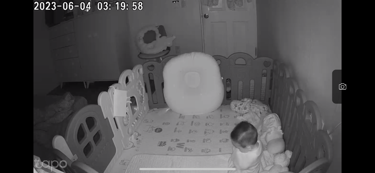 Bé nhà m 3 hm nay có dấu hiệu dậy lúc 3h sáng và thức chơi tới sáng. Mình có cho con ăn và thay bỉm nhưng bé k ngủ lại và cứ nằm chơi tới sáng. Có hm 5h m phải dậy bế ru nhưng bé k có dấu hiệu bngu. Và cứ thức tới 8h30 9h ngủ nap 1 nhưng bé vẫn catnap. Giấc ngày cx chỉ ngủ tổng là 3h. Bé đã qua khủng hoảng ngủ. Vậy có phải bé rơi vào ww44 sớm k ạ? Con ngủ ít vậy có sao k ạ?