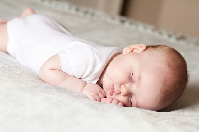 ỨNG DỤNG LUYỆN EASY ĐẦU TIÊN TẠI VIỆT NAM TÍCH HỢP CHỨC NĂNG “TIẾNG ỒN TRẮNG” GIÚP BÉ NGỦ NGON HƠN 

Trong luyện EASY, tiếng ồn trắng là thuật ngữ được nhắc đến nhiều lần. Tiếng ồn trắng (còn gọi là tiếng nhiễu trắng) là một chuỗi những âm thanh lặp đi lặp lại như tiếng nước chảy, tiếng mưa rơi, tiếng sóng biển, tiếng máy sấy… Tác dụng của tiếng ồn trắng là “xóa” đi những tạp âm xung quanh, giúp bé ngủ ngon hơn và tránh bị giật mình bởi những tiếng động đột ngột. 

Để luyện EASY hiệu quả và giúp bé ngủ ngon, bố mẹ có thể mua máy phát tiếng ồn trắng hoặc tải các ứng dụng tiếng ồn trắng về điện thoại để bé nghe. 

Tuy nhiên, với Mamibabi, bố mẹ không cần tải thêm ứng dụng nào cả. Mamibabi đã có sẵn một chuỗi các tiếng ồn trắng để bố mẹ cho bé nghe khi ngủ. 

Tại giao diện chính, mẹ bấm vào Luyện EASY và bấm vào Tiếng ồn trắng để bắt đầu nghe https://mamibabi.com.vn/easy 

Ngoài ra, để luyện EASY cho bé, mẹ có thể tham khảo các bài viết dưới đây: 

EASY là gì? Phương pháp luyện EASY cho người mới bắt đầu https://mamibabi.com.vn/news/1941/easy-la-gi-phuong-phap-luyen-easy-cho-nguoi-moi-bat-dau 

Các dụng cụ nên có để luyện EASY thành công cho bé https://mamibabi.com.vn/news/1939/easy-1-cac-dung-cu-nen-co-de-luyen-easy-thanh-cong-cho-be 

Để được tư vấn và hỗ trợ về việc luyện EASY, mẹ chỉ cần đăng ký tài khoản “VIP Mom trọn đời” với giá 899,000đ. Mẹ sẽ nhận được tất cả các quyền lợi dưới đây trong thời gian TRỌN ĐỜI:

- Được tư vấn mọi vấn đề về luyện EASY và nuôi dạy con https://mamibabi.com.vn/community 
- 56 khóa học về mang thai, chăm sóc trẻ sơ sinh, giáo dục sớm cho bé 0 - 6 tuổi: https://mamibabi.com.vn/khoa-hoc
- Hơn 500 hoạt động giáo dục sớm cho bé từ 0 - 6 tuổi https://mamibabi.com.vn/khoa-hoc#gds 
- Hơn 300 món ăn dặm cho bé từ 6 tháng đến 2 tuổi  https://mamibabi.com.vn/an-dam
- Hơn 1000 bản nhạc và karaoke thiếu nhi https://mamibabi.com.vn/nhac-thai-giao 
- Hơn 1000 bài thơ và câu truyện thai giáo tiếng Anh, tiếng Việt, Ehon, audio https://mamibabi.com.vn/newscategory/15/truyen-thai-giao#fetalMenuPopup 
- Những bài viết mới liên tục được tổng hợp và cập nhật https://mamibabi.com.vn/knowledge