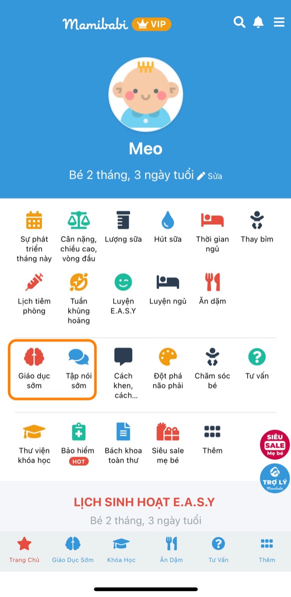 KẾT HỢP VẬN ĐỘNG VÀ NGÔN NGỮ CHO BÉ SƠ SINH NHƯ THẾ NÀO? 

Rất đơn giản mẹ nhé! Nếu không có thời gian đọc hết các tài liệu thì mẹ chỉ cần nhớ một nguyên tắc đơn giản là LÀM VIỆC GÌ NÓI VỀ VIỆC ĐÓ với con.

Ví dụ:
- Ôi bỉm nặng rồi này. Mẹ thay bỉm cho Bon nhé. Con nhấc chân lên nào!
- Đến giờ ăn rồi Min ơi, mẹ đeo yếm cho con nha!
- Mình cùng chơi xúc xắc nhé. Mẹ lấy cho con xúc xắc hình bạn vịt này…

Cứ như vậy, con vừa được tham gia vào các hoạt động hàng ngày, vừa được nghe lời mẹ nói, cảm nhận được tình yêu thương từ mẹ và tiếp cận với ngôn ngữ ở mức độ sơ khai nhất. Việc này sẽ giúp con phát triển đồng thời thể chất, trí não, đặc biệt là ngôn ngữ.

Với những mẹ đã sinh con, giao diện chính sẽ hiển thị 2 mục cạnh nhau là Giáo dục sớm và Tập nói sớm. Các mẹ xem 2 mục này để biết cách cho con vận động, vui chơi và trò chuyện với con mỗi ngày nhé! Hoặc mẹ có thể xem tại 2 link dưới đây:

Vận động cho con https://mamibabi.com.vn/coursev2/2/khoa-hoc-giao-duc-som-cho-tre-0-2-tuoi

Tập nói cho con https://mamibabi.com.vn/coursev2/5/khoa-hoc-day-be-tap-noi-phong-ngua-cham-noi-cho-tre-tu-0-6-tuoi