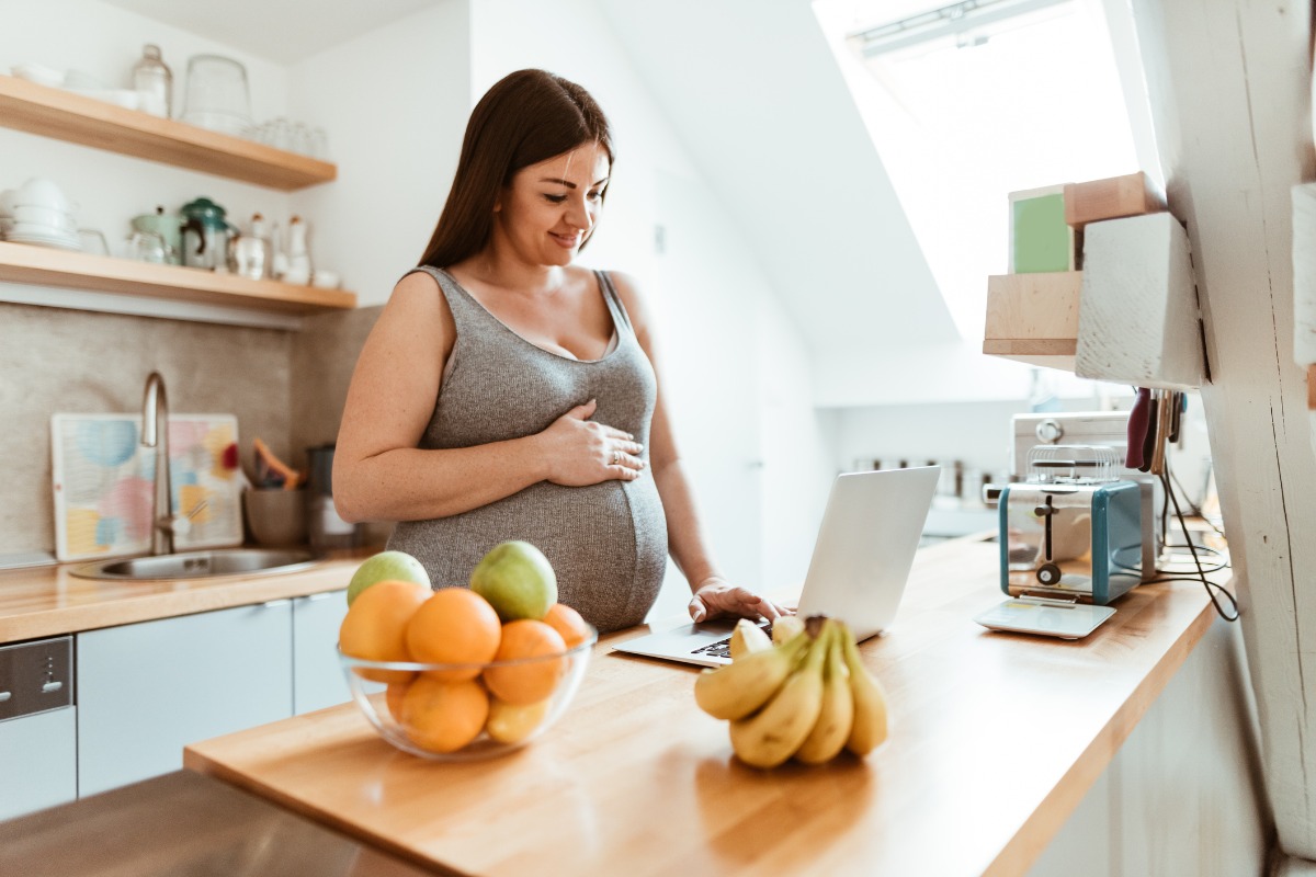 ĂN GÌ VÀO CON KHÔNG VÀO MẸ? CÁCH TĂNG CÂN NẶNG CHO THAI NHI

Hôm nay Mamibabi tiếp tục chia sẻ về thai giáo dinh dưỡng – cách cải thiện cân nặng cho thai nhi mẹ nhé.

Mẹ có thể theo dõi cân nặng 40 tuần của thai nhi tại đây https://mamibabi.com.vn/news/95/can-nang-va-chieu-dai-thai-nhi-theo-chuan-who-2020 

Thực đơn đủ chất theo tuần và theo ngày mẹ xem tại đây https://mamibabi.com.vn/thai-giao-dinh-duong

Mẹ lưu ý: 
- Nếu thai nhi đủ cân: Mẹ duy trì chế độ ăn uống bình thường theo link trên
- Nếu thai nhi to: Mẹ cần kiểm soát cân nặng của mình và con tốt hơn bởi thai nhi quá to sẽ gây ra nhiều rủi ro khi sinh và tiềm ẩn nhiều nguy cơ bệnh đối với bé. Cách kiểm soát cân nặng tại đây https://mamibabi.com.vn/news/1894/12-cach-kiem-soat-can-nang-ba-bau-hieu-qua-me-khong-thua-can-con-van-du-can
- Nếu thai nhi thiếu cân: Ngoài chế độ ăn theo thực đơn trên, mẹ tham khảo thêm các lưu ý giúp ăn gì vào con không vào mẹ tại đây https://mamibabi.com.vn/interact/dinhduongbabau

Nếu muốn chăm sóc thai kỳ tốt hơn, mẹ có thể đăng ký VIP Mom Mamibabi với giá chỉ 899,000đ để xem được hàng ngàn nội dung về dinh dưỡng, mang thai và nuôi con https://mamibabi.com.vn/vip/info?mode=9

Mẹ cũng có thể gửi câu hỏi cho Mamibabi tại đây https://mamibabi.com.vn/community?g=4