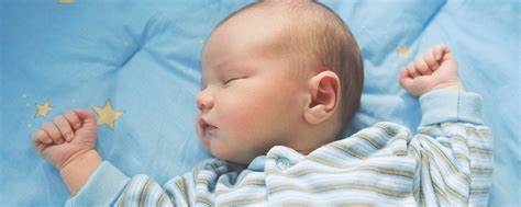 LUYỆN EASY CHO BÉ SƠ SINH NHƯ THẾ NÀO? VÌ SAO LUYỆN EASY ĐƯỢC NHIỀU MẸ QUAN TÂM TRONG NHỮNG NĂM GẦN ĐÂY? 

Phương pháp EASY được tác giả Tracy Hogg nhắc đến nhiều lần trong các cuốn sách của mình. Tracy Hogg là một y tá người Anh. Bà đồng thời là một chuyên gia về sữa mẹ, chuyên gia về chăm sóc trẻ sơ sinh và trẻ nhỏ. 

Chữ EASY trong khái niệm “luyện EASY” được viết tắt từ:
• Eat (ăn)
• Activity (vận động)
• Sleep (ngủ)
• Your time (thời gian để mẹ nghỉ ngơi).

Để phương pháp này trở nên dễ nhớ và dễ thực hiện, mẹ chỉ cần nhớ ngắn gọn 3 chữ “ăn – chơi – ngủ”. Một ngày của trẻ sơ sinh sẽ gồm nhiều vòng lặp ăn – chơi - ngủ - ăn – chơi ngủ - ăn – chơi – ngủ… Riêng ban đêm sẽ chỉ có ăn – ngủ và không có chơi. Tuy nhiên, tùy theo tháng tuổi, thời gian và khoảng cách giữa các vòng lặp ăn – chơi – ngủ sẽ khác nhau.

Để biết cách luyện EASY chính xác cho con của mình, mẹ có thể: 
>> Đọc bài viết “Luyện EASY cho người mới bắt đầu” https://mamibabi.com.vn/news/1941/easy-la-gi-phuong-phap-luyen-easy-cho-nguoi-moi-bat-dau
>> Đọc các bài viết về EASY theo tháng tuổi của con https://mamibabi.com.vn/newscategory/48/easy-category 
>> Học khóa học “EASY cô đọng” https://mamibabi.com.vn/easy

Mẹ cũng có thể gửi câu hỏi để được Mamibabi hỗ trợ tại đây https://mamibabi.com.vn/community?g=15 
Mẹ vui lòng ghi rõ: 
+ Tháng tuổi của con
+ Con sinh ở tuần bao nhiêu
+ Cân nặng khi sinh
+ Lịch ăn ngủ của con theo giờ
+ Vấn đề mẹ và con đang gặp phải (nếu có)
-----------------------------------------------------
Mamibabi là ứng dụng thai giáo, luyện EASY và giáo dục sớm duy nhất tại Việt Nam được sáng lập bởi tác giả Phạm Ngọc Thắng – tác giả của cuốn sách “Rủ chồng thai giáo” với phương châm “chi phí tốt nhất – quyền lợi nhiều nhất”.

Mẹ chỉ cần đăng ký tài khoản “VIP Mom trọn đời” với giá chỉ 899,000 đồng để xem được: 

20 nhóm nội dung về mang thai 
https://mamibabi.com.vn/feed/8356/cung-kham-pha-20-nhom-noi-dung-tai-vu-tru-thai-giao-mamibabi 

20 nhóm nội dung về nuôi dạy con https://mamibabi.com.vn/feed/8376/20-nhom-noi-dung-goi-dau-giuong-cho-me-nuoi-con-nho-moi-kien