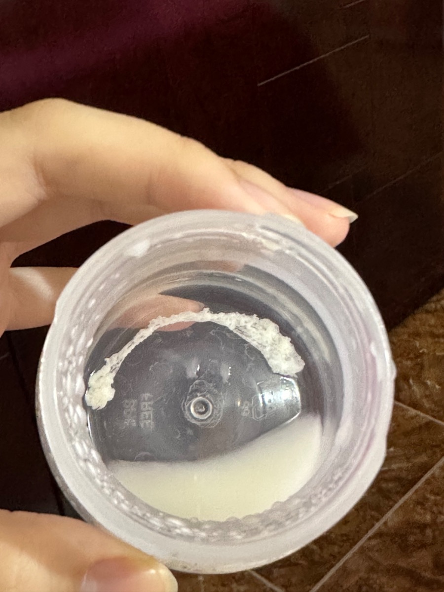 Cho e hỏi là em hút sữa ra thì có cái trắng trắng lợn cợn này thì có sao không ạ và đó là gì v ạ