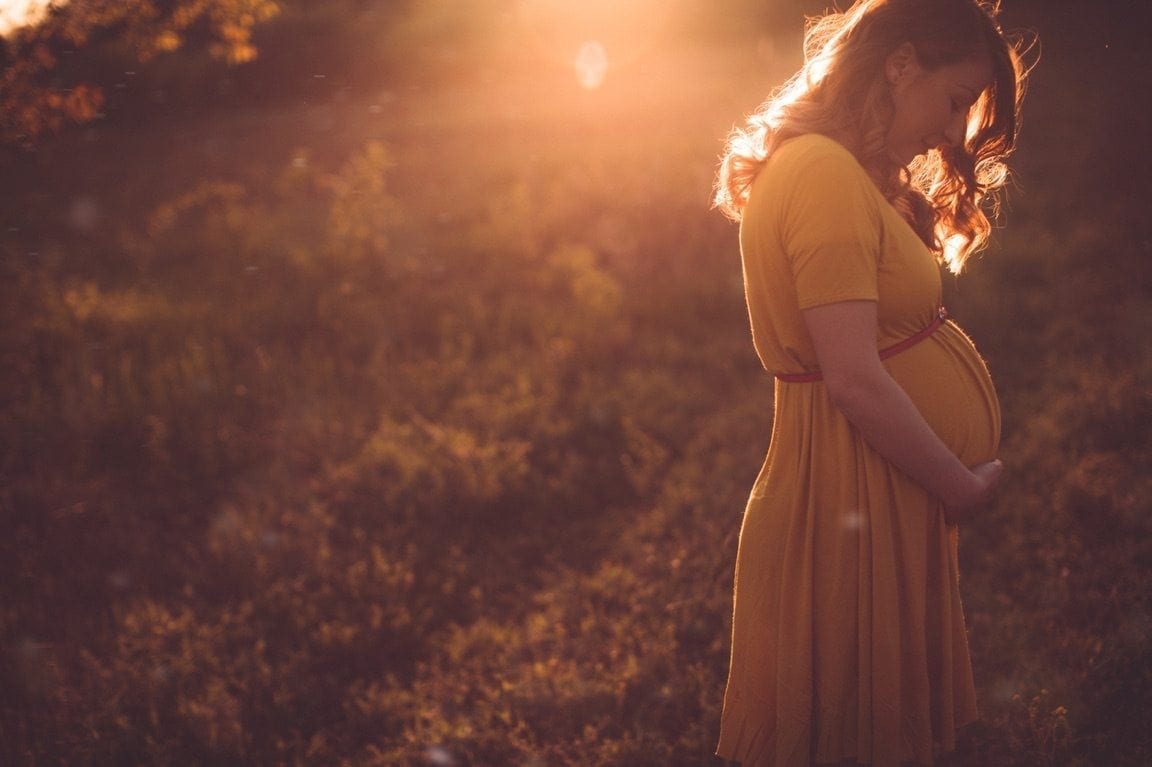 Mamibabi có đầy đủ các nội dung thai giáo theo ngày – tuần – tháng – quý. Trong đó, thai giáo theo quý là nội dung cơ bản nhất các mẹ nên đọc. Nếu mẹ nào quá bận rộn không có thời gian đọc về thai giáo từng ngày, từng tuần thì ít nhất cũng nên đọc cách thai giáo theo quý mẹ nhé. 

Mỗi thai kỳ được chia ra làm 3 quý, còn gọi là 3 tam cá nguyệt. Mỗi tam cá nguyệt lại có những đặc điểm riêng, kèm theo đó là những bước phát triển mới của con và những thay đổi mới của mẹ. Nắm được những kiến thức đó, mẹ sẽ biết cách thai giáo tốt nhất cho con trong mỗi quý. 

Thai giáo quý thứ nhất https://mamibabi.com.vn/news/351/thai-giao-3-thang-dau-giup-me-vui-be-khoe 

Thai giáo quý thứ hai https://mamibabi.com.vn/news/367/thai-giao-3-thang-giua-the-nao-de-thai-nhi-phat-trien-toan-dien 

Thai giáo quý thứ ba https://mamibabi.com.vn/news/387/thai-giao-3-thang-cuoi-de-me-tron-con-vuong
-------------------------------------

Mamibabi là ứng dụng thai giáo và giáo dục sớm duy nhất tại Việt Nam được sáng lập bởi tác giả Phạm Ngọc Thắng – tác giả của cuốn sách “Rủ chồng thai giáo” với phương châm “chi phí tốt nhất – quyền lợi nhiều nhất”. Mẹ chỉ cần đăng ký tài khoản “VIP Mom trọn đời” giá 899,000đ và nhận được các quyền lợi sau: 

+ Được tư vấn 1:1 mọi câu hỏi về mang thai và nuôi con https://mamibabi.com.vn/community 
+ Học 80 khóa học ngắn về mang thai https://mamibabi.com.vn/khoa-hoc?mode=1
+ Học 40 khóa học ngắn về chăm sóc trẻ sơ sinh và nuôi con https://mamibabi.com.vn/khoa-hoc?mode=2

Mẹ chỉ cần trả tiền một lần duy nhất để dùng TRỌN ĐỜI mọi tính năng, khi sinh các bé sau, mẹ KHÔNG cần trả thêm bất cứ khoản phí nào, Mamibabi vẫn tiếp tục hỗ trợ.