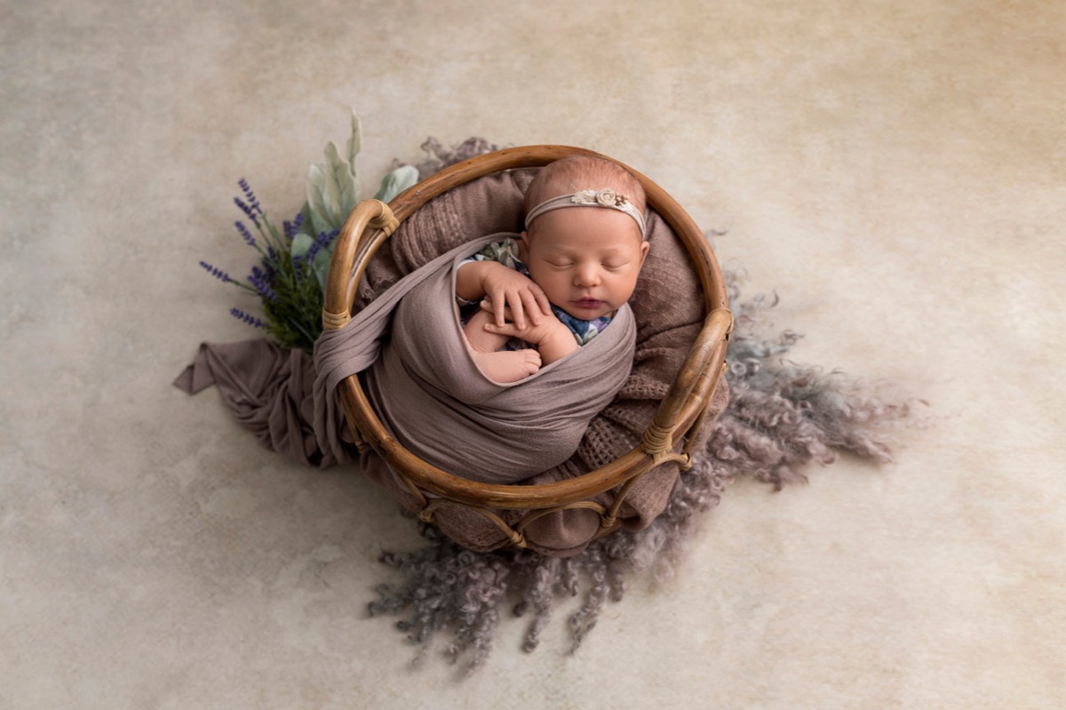 VÌ SAO BẠN LUYỆN EASY CHO BÉ CHƯA THÀNH CÔNG?

Luyện EASY là việc “dễ mà không dễ”. Khá nhiều mẹ chia sẻ với Mamibabi về việc chưa luyện được EASY cho bé. May mắn là sau khi trò chuyện chi tiết với bên mình, nhiều mẹ đã điều chỉnh lại cách áp dụng EASY cho con, nhờ đó đã có được những hiệu quả nhất định.

Và đây là những lý do thường gặp khiến mẹ luyện EASY cho bé chưa thành công: 

- Mẹ chọn nếp sinh hoạt EASY chưa phù hợp với con
- Chưa sử dụng các dụng cụ hỗ trợ EASY
- Chưa áp dụng trình tự ngủ ngày và đêm cho con
- Chưa nắm được thời gian thức tối đa của con theo tháng tuổi để cho con đi ngủ phù hợp
- Chưa luyện tự ngủ cho con
…

Dưới đây là các nội dung chi tiết mẹ nên đọc để luyện EASY thành công cho con:

- Cách luyện EASY cho người mới bắt đầu https://mamibabi.com.vn/news/1941/easy-la-gi-phuong-phap-luyen-easy-cho-nguoi-moi-bat-dau 
- Các dụng cụ cần thiết để luyện EASY https://mamibabi.com.vn/news/1939/easy-1-cac-dung-cu-nen-co-de-luyen-easy-thanh-cong-cho-be 
- Trình tự ngủ ngày theo EASY https://mamibabi.com.vn/news/1953/easy-5-trinh-tu-ngu-ngay-theo-easy-bi-quyet-giup-be-ngu-tron-giac-han-che-ngu-vat-catnap 
- Trình tự ngủ đêm theo EASY https://mamibabi.com.vn/news/1954/easy-6-trinh-tu-ngu-dem-theo-easy-giup-be-ngu-ngon-chong-lon-me-duoc-nghi-ngoi 
- 14 yếu tố giúp bé ngủ ngon https://mamibabi.com.vn/news/1948/easy-3-14-yeu-to-me-can-quan-tam-de-giup-be-ngu-ngon-han-che-ngu-ngan-catnap 
- Cách giúp bé ngủ tiếp sau khi ngủ ngắn - catnap https://mamibabi.com.vn/news/1949/easy-4-8-ky-thuat-giup-be-ngu-tiep-sau-giac-ngu-ngan-catnap 
- Luyện ngủ cho bé https://mamibabi.com.vn/interact/luyenngu

Nếu mẹ gặp khó khăn trong việc luyện EASY cho con, vui lòng gửi câu hỏi qua các kênh của Mamibabi hoặc qua mục Tư vấn EASY https://mamibabi.com.vn/community
--------------------------------------------

Mamibabi là ứng dụng thai giáo, luyện EASY và giáo dục sớm duy nhất tại Việt Nam được sáng lập bởi tác giả Phạm Ngọc Thắng – tác giả của cuốn sách “Rủ chồng thai giáo” với phương châm “chi phí tốt nhất – quyền lợi nhiều nhất”.

Mẹ chỉ cần đăng ký tài khoản “VIP Mom trọn đời” với giá chỉ 899,000 đồng để xem được: 

20 nhóm nội dung về mang thai 
https://mamibabi.com.vn/feed/8356/cung-kham-pha-20-nhom-noi-dung-tai-vu-tru-thai-giao-mamibabi 

20 nhóm nội dung về nuôi dạy con https://mamibabi.com.vn/feed/8376/20-nhom-noi-dung-goi-dau-giuong-cho-me-nuoi-con-nho-moi-kien