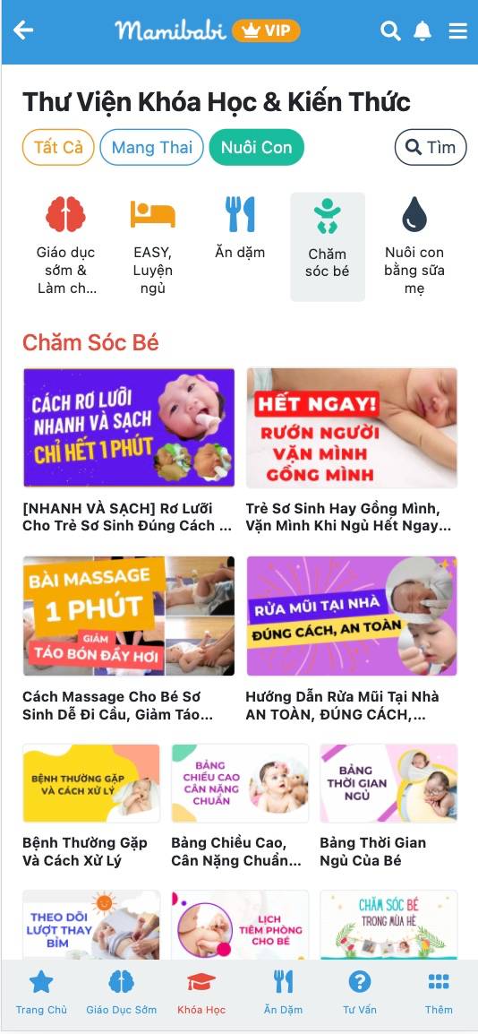 Dưới đây là danh sách 17 khóa học chăm sóc bé sơ sinh mẹ nào cũng cần: 

1. Bảng chiều cao, cân nặng của bé theo từng tháng tuổi
2. Cách bế bé an toàn, đúng cách 
3. Bảng thời gian ngủ của bé
4. Mẹo thay bỉm cho bé sơ sinh đúng cách, nhanh sạch
5. Theo dõi lượt thay bỉm trong ngày của bé
6. Cách chăm sóc rốn cho bé sơ sinh
7. Cách quấn bé sơ sinh giúp bé ngủ ngon, chống giật mình
8. Cách tắm cho bé sơ sinh 
9. Lịch tiêm phòng cho bé
10. Rơ lưỡi cho trẻ sơ sinh đúng cách 
11. Giúp trẻ sơ sinh hết gồng mình, vặn mình khi ngủ
12. Cách massage giảm táo bón đầy hơi, giúp bé dễ đi cầu
13. Cách rửa mũi cho bé an toàn, đúng cách, không bị viêm tai giữa 
14. Bệnh thường gặp và cách xử lý
15. Tuần khủng hoảng
16. Cách chăm sóc bé trong mùa hè
17. Cách chăm sóc bé trong mùa đông 

Chi tiết các khóa học mẹ có thể xem tại đây https://mamibabi.com.vn/khoa-hoc?mode=2&cate=4 

Mẹ có thể học tất cả các khóa học trên chỉ với một tài khoản “VIP Mom trọn đời” giá 899,000đ. Ngoài ra mẹ còn được tư vấn mọi câu hỏi về mang thai và nuôi con https://mamibabi.com.vn/community