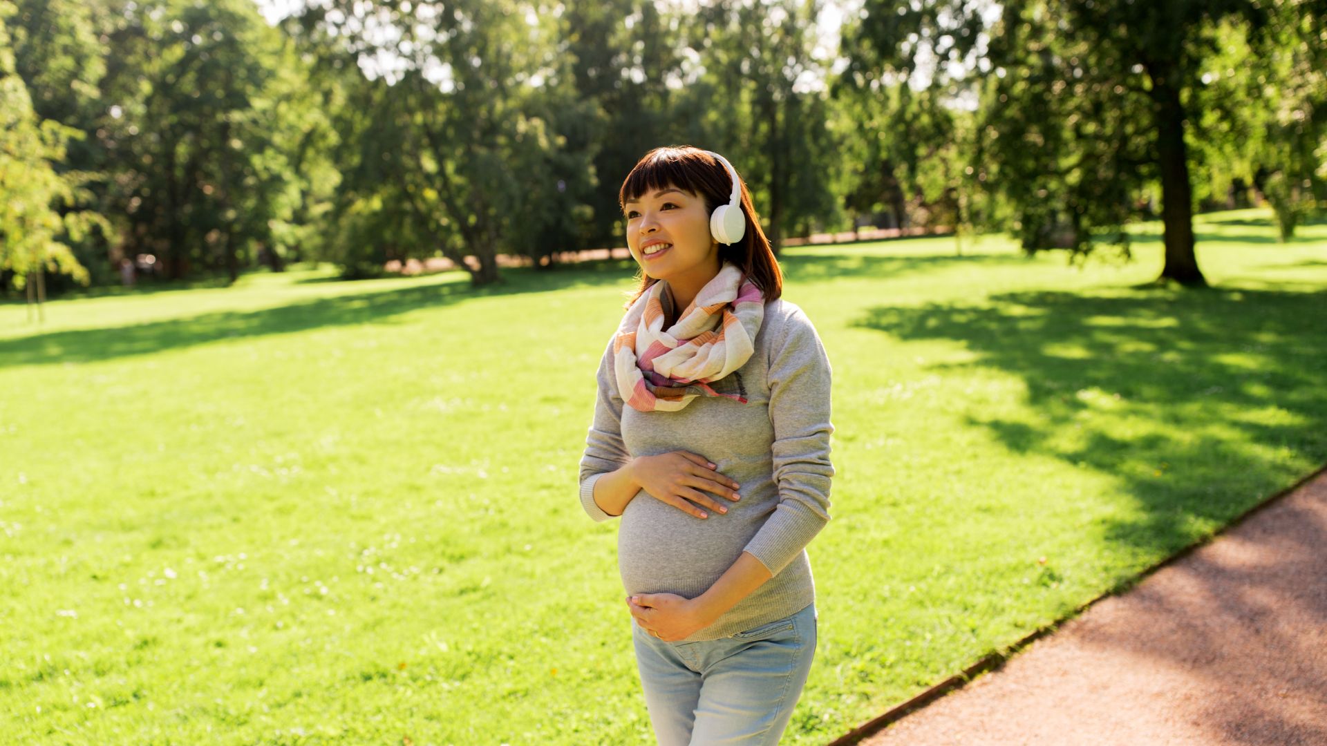 Thai giáo ánh sáng bằng cách đi dạo dưới nắng dịu nhẹ