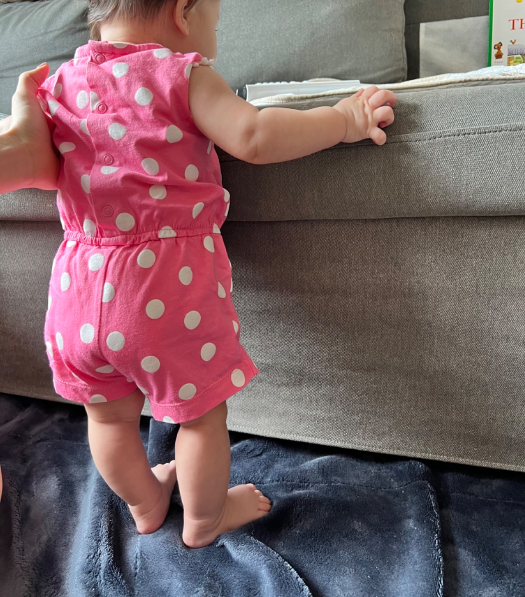 Hi mamibabi! Em bé nhà mình 4M19D, bé rất thích đứng và đứng rất chắc chắn(nếu giữ bé ở nách hoặc đặt bé đứng dưới đất tay kê trên bậc cao ngang tầm ngực) Như vậy cho bé đứng sớm có tốt cho hệ xương chậu cũng như xương ống hay ko? 
Mình có nghe nói bé phát triển vượt trội tầm 9 tháng sẽ đi chập choạng. Điều đó có đúng ko?
Mong câu trả lời sớm từ Mamibabi. Cám ơn!