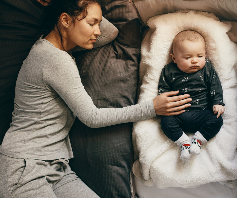 Có nhiều quan điểm về thời điểm nên luyện EASY cho bé. Tùy theo sức khỏe của bé, điều kiện của mẹ và thói quen sinh hoạt của gia đình mà mẹ có thể chọn thời điểm luyện EASY phù hợp với con: 

- Ngay khi bé ra đời (với điều kiện bé sinh đủ tháng, nặng 2,7kg trở lên và sức khỏe ổn định)
- Khi bé tròn 1 tháng 
- Khi bé tròn 3 tháng (hết ở cữ theo quan điểm dân gian) 

Mẹ lưu ý rằng nên chọn thời điểm bắt đầu luyện EASY tránh các tuần khủng hoảng để việc luyện cho con thuận lợi hơn. 

Thời điểm luyện EASY tốt nhất cho bé nên là trong 3 tháng đầu tiên. Càng về sau, bé càng quen hơn với nếp sinh hoạt cũ và cũng trở nên “tinh” hơn, việc luyện sẽ khó hơn một chút. Tuy vậy, ngay cả khi bé đã lớn hơn, thậm chí 11, 12 tháng, mẹ vẫn có thể luyện EASY cho bé nhé. 

Mẹ xem các bước luyện EASY cho người mới bắt đầu tại đây https://mamibabi.com.vn/news/1941/easy-la-gi-phuong-phap-luyen-easy-cho-nguoi-moi-bat-dau 

Nếu cần được tư vấn về luyện EASY mẹ hãy để lại câu hỏi tại đây https://mamibabi.com.vn/community?g=15 
---------------------------------------------
 
Mamibabi là ứng dụng thai giáo, luyện EASY và giáo dục sớm được xây dựng bởi tác giả Phạm Ngọc Thắng – tác giả cuốn sách “Rủ chồng thai giáo”. Với phương châm “chi phí tốt nhất – nội dung nhiều nhất”, trong 5 năm qua, Mamibabi đã đồng hành với hàng triệu mẹ bầu Việt Nam đang sống cả trong và ngoài nước trên hành trình mang thai và nuôi con của mình.