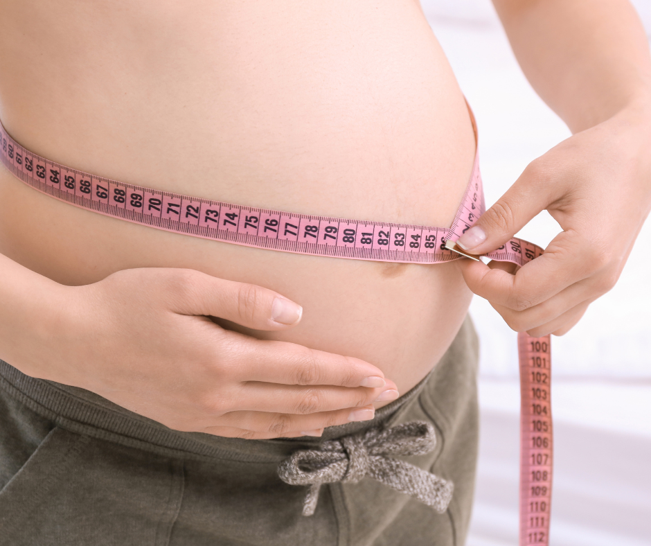 Nhiều mẹ nhắn hỏi Mamibabi là vì sao lại có nhiều bảng cân nặng thai nhi như vậy, và vì sao các bảng lại khác nhau. Mẹ xem trên Mamibabi thấy một bảng cân nặng, đi khám thai thấy một bảng khác, và khám ở chỗ khác thì lại thấy một bảng khác nữa. Vậy bảng nào mới là đúng? 

Trong bài viết về bảng cân nặng thai nhi theo tuần, Mamibabi đã từng chia sẻ: “Có nhiều phương pháp nghiên cứu và đo lường cân nặng của thai nhi, vì vậy mẹ có thể thấy các số liệu có sự khác nhau giữa các tài liệu”.

Sự khác nhau giữa các bảng cân nặng thai nhi không nhiều, và thường do phương pháp đo lường. 

Bảng cân nặng thai nhi theo tuần Mamibabi đang sử dụng được dựa trên thông tin của “What to expect” – một trong những ứng dụng về mang thai và nuôi con hàng đầu trên thế giới. Người sáng lập “What to expect” đã từng xuất bản sách về mang thai tại 38 quốc gia, trong đó có Việt Nam với tên gọi “Hành trình nuôi con – Mang thai”. 

Ngoài việc theo dõi các bảng cân nặng, điều quan trọng nhất là khi mẹ đi khám, bác sĩ cho biết cân nặng của bé phù hợp với tuổi thai và bé vẫn đang tăng trưởng bình thường thì mẹ có thể an tâm nhé. 

Bảng cân nặng thai nhi theo tuần đủ 40 tuần thai mẹ có thể xem tại đây https://mamibabi.com.vn/news/95/can-nang-va-chieu-dai-thai-nhi-theo-chuan-who-2021
---------------------------------------------
Mamibabi là ứng dụng thai giáo và giáo dục sớm được xây dựng bởi tác giả Phạm Ngọc Thắng – tác giả cuốn sách “Rủ chồng thai giáo”. Mẹ chỉ cần đăng ký tài khoản “VIP Mom trọn đời” giá 899,000đ và nhận được các quyền lợi sau trong thời gian TRỌN ĐỜI: 

+ Được tư vấn 1:1 mọi câu hỏi về mang thai và nuôi con https://mamibabi.com.vn/community 
+ Học 80 khóa học ngắn về mang thai https://mamibabi.com.vn/khoa-hoc?mode=1
+ Học 40 khóa học ngắn về chăm sóc trẻ sơ sinh và nuôi con https://mamibabi.com.vn/khoa-hoc?mode=2