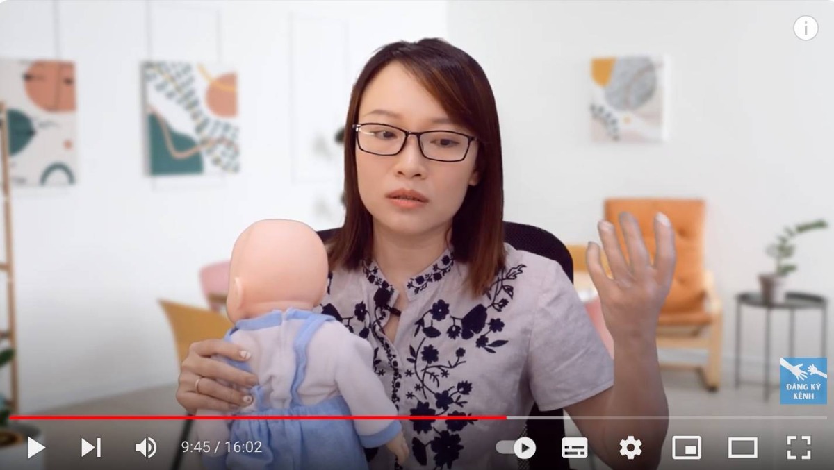 Đây là những chia sẻ của chị Nguyễn Phương Thảo, đồng sáng lập ứng dụng Mamibabi nhằm giúp các mẹ đưa con vào giấc ngủ dễ hơn, có hình ảnh trực quan để các mẹ có thể làm theo dễ dàng, các mẹ tham khảo nhé https://www.youtube.com/watch?v=Bsp067qtL0U&t=281s 

Mẹ có thể đọc thêm nhiều bài viết về luyện EASY – luyện ngủ tại đây https://mamibabi.com.vn/newscategory/48/easy-category

Nếu cần được tư vấn về giấc ngủ của con mẹ đặt câu hỏi tại đây để team Mamibabi hỗ trợ mẹ nhé https://mamibabi.com.vn/community?g=15 

---------------------------------------------

Mamibabi là ứng dụng thai giáo, luyện EASY và giáo dục sớm được xây dựng bởi tác giả Phạm Ngọc Thắng – tác giả cuốn sách “Rủ chồng thai giáo”. Mẹ chỉ cần đăng ký tài khoản VIP Mom và nhận được các quyền lợi sau trong thời gian TRỌN ĐỜI: 

+ Được tư vấn 1:1 mọi câu hỏi về mang thai và nuôi con https://mamibabi.com.vn/community 
+ Học 80 khóa học ngắn về mang thai https://mamibabi.com.vn/khoa-hoc?mode=1
+ Học 40 khóa học ngắn về chăm sóc trẻ sơ sinh và nuôi con https://mamibabi.com.vn/khoa-hoc?mode=2