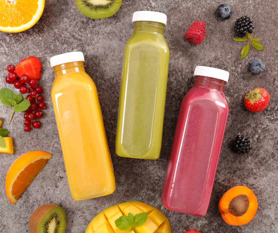 Nước ép trái cây rất tốt cho sức khỏe, nhưng sử dụng quá nhiều có thể làm tăng nguy cơ tiểu đường thai kỳ. Tốt nhất, mẹ nên ăn trái cây nguyên quả, bao gồm cả phần nước và phần “thịt”, như vậy vừa cung cấp thêm nhiều chất xơ và các loại vitamin cho cơ thể, vừa giảm nguy cơ bị tiểu đường. 

Để bổ sung nước trong thai kỳ, ngoài nước ép trái cây mẹ có thể uống nước lọc, nước canh, sữa tươi, sữa hạt không đường, ngũ cốc, các món ăn chứa nhiều nước như cháo, súp... Mẹ nên ăn uống đa dạng chứ không nên quá phụ thuộc vào nước ép trái cây mẹ nhé.

Để tham khảo thực đơn đủ dinh dưỡng mỗi ngày, mẹ có thể xem tại đây https://mamibabi.com.vn/thai-giao-dinh-duong

Tiểu đường thai kỳ, không việc gì phải sợ https://mamibabi.com.vn/interact/tieuduong

Kiểm soát cân nặng 40 tuần thai https://mamibabi.com.vn/special/pregnancy_weight_gain 
---------------------------------------------

Mamibabi là ứng dụng thai giáo, luyện EASY và giáo dục sớm được xây dựng bởi tác giả Phạm Ngọc Thắng – tác giả cuốn sách “Rủ chồng thai giáo”. Mẹ chỉ cần đăng ký tài khoản VIP Mom và nhận được các quyền lợi sau trong thời gian TRỌN ĐỜI: 

+ Được tư vấn 1:1 mọi câu hỏi về mang thai và nuôi con https://mamibabi.com.vn/community 
+ Học 80 khóa học ngắn về mang thai https://mamibabi.com.vn/khoa-hoc?mode=1
+ Học 40 khóa học ngắn về chăm sóc trẻ sơ sinh và nuôi con https://mamibabi.com.vn/khoa-hoc?mode=2