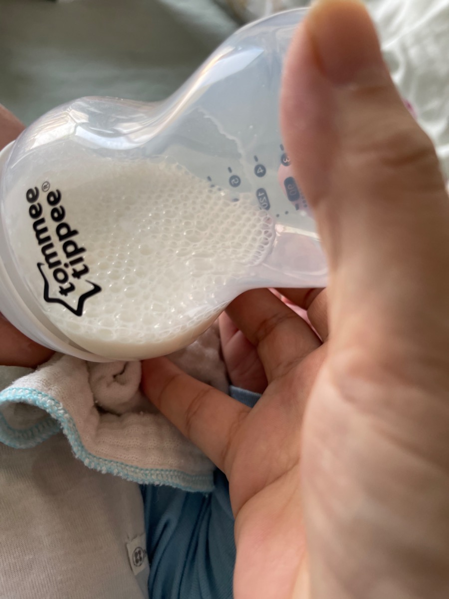 CG choinjf hỏi bé nhà mìn hú bình hiện size 2 bình tommee mà nhiệt bọt trong bình. Nhờ CG xem giúp mình nguyên nhân và cách khắc phục. Xin cảm ơn