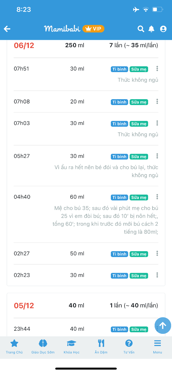 Chuyên gia cho em hỏi với ạ. Em có lưu lại lịch sử lượng bú tối qua, sáng nay như hình dưới. Em hút sữa ra và cho con ty bình. Em muốn hỏi là con em hấu ăn, nhưng cơ địa dễ bị trào ngược, bác sĩ dặn cho con ăn ít thôi, nhưng mà nó cứ gắt khi không đáp ứng nhu cầu,  làm sao để cho con ty đủ nhu cầu của con, con ngủ ngon, nhưng không bị nôn trớ, ọc sữa, em đã thực hiện vỗ ợ hơi kết hợp cho nằm trên gối chống trào ngược 60-90’; con ngủ say và sữa xuôi  rồi mới đặt nằm. 
Vấn đề thứ 2 là tại sao từ 5h kém sáng đến 8h sáng con thức dài như vậy mà không chịu ngủ ạ?
Vấn đề thứ 3 là cơ địa sữa em nhiều, em có thể hút cách 4 giờ 1 lần, hút đủ theo như cầu của con, hiện nay đang hút đều 2 ngực, 1 cữ thời gian hút 5’ , được tổng   200ml. Xin  tư vấn giúp em ạ.