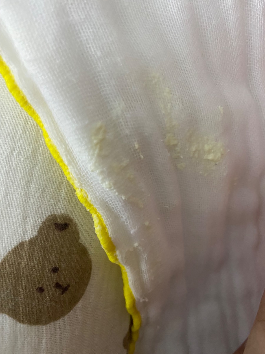 Xin giải pháp cho tình trạng nôn trớ, ọc sữa, cặn sữa. Nay bé 25 ngày tuổi, bú bình, theo E3, lượng sữa bú 60ml. Cảm ơn chuyên gia.