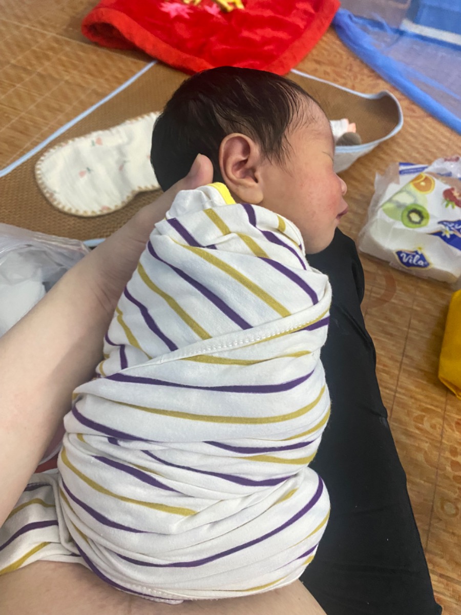 Chuyên gia giúp mình với ạ. Con mới sinh được 5 ngày tuổi, bác sỹ nói dạ dày con nằm ngang quá, rất dễ bị nôn trớ tuy nhiên con lại rất hấu ăn, đòi bú nhiều, xin chuyên gia giúp mình cách khắc phục ạ, con sinh lúc 38 tuần 6 ngày, cân nặng 3kg, mình đang áp dụng easy 3. Sáng nay ăn 2 cữ vào lúc 12h đêm và 4h30; sau khi ăn xong thì mình có vỗ ợ hơi và nằm sấp như hình dưới đây để đưa con vào giấc ngủ, thì có hiện tượng bé nôn như hình, tư vấn giúp mình phương pháp khắc phục với ạ