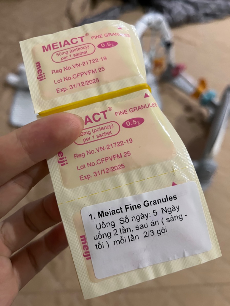 Hi Mamibabi
Bạn nhà mình được bác sĩ kê kháng sinh do viêm phổi phế quản. Liều dùng là 2/3 gói. 
Cho mình hỏi mình pha hết cả gói này vs nước r cho nhóc uống 2/3 dc ko hay chỉ gạn lấy 2/3 bột r pha với nước ạ? (Hình ảnh đính kèm)