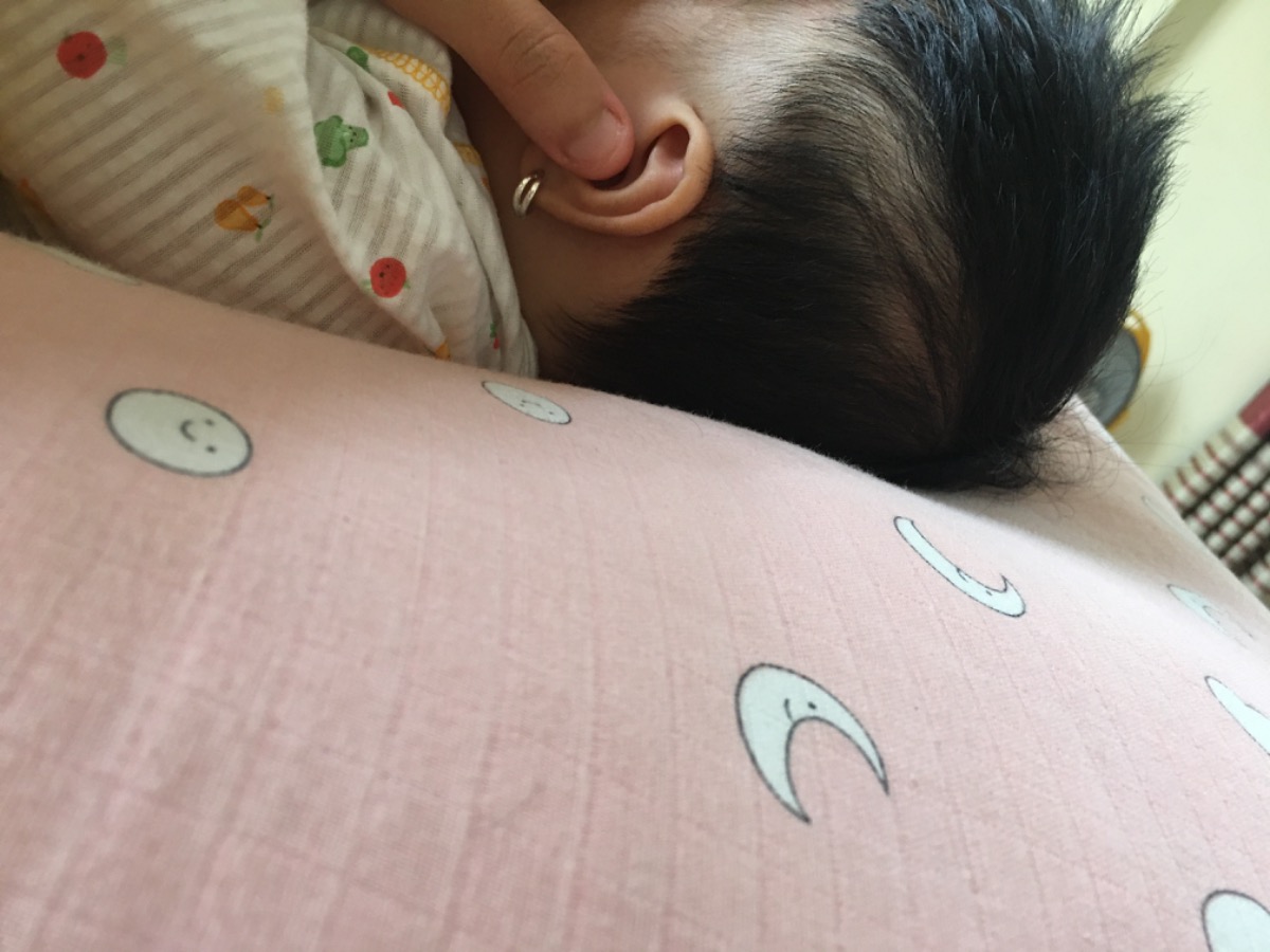 Bé nhà mình đc 3m mấy hôm nay mình thấy bé bị rụng tóc nhiều ra cổ ra áo, vậy có phảiaf rụng tóc vành khăn ko ạ? Và nếu đúng thì có bị làm sao k ạ