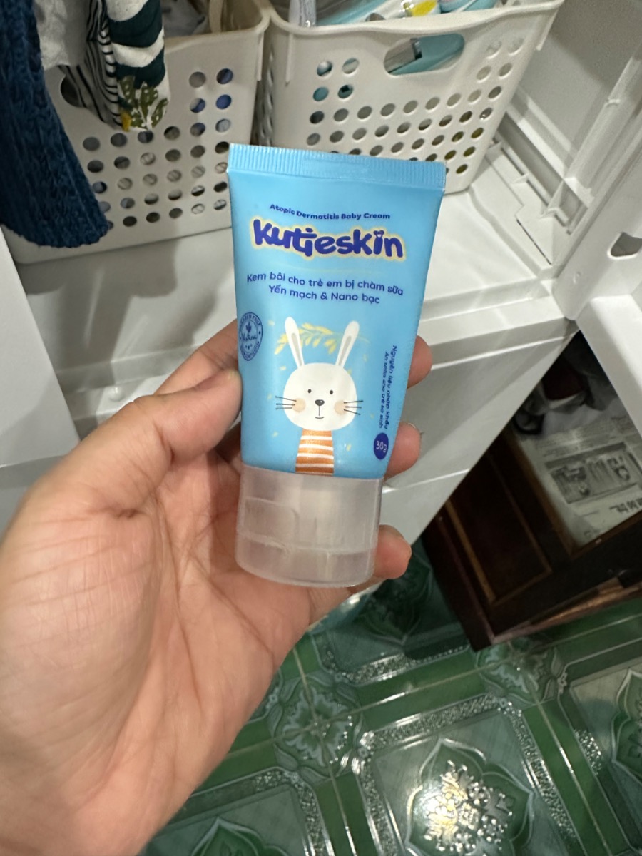 Nay bé em được gần 4m nhưng cứ tái đi tái lại vết đỏ Hoài ở mặt có phải chàm sữa hay bé bị nóng ạ , nhiệt độ phòng luôn 28 độ , em cũng vệ sinh và sử dụng kem chàm sữa Kutieskin cho bé 3 lần / ngày mà mãi vẫn k hết , cứ ẩn rồi lại hiện mãi. Bé bú sct hoàn toàn chỉ bú mẹ khi ngủ . Bé hay nổi ở 2 bên má như vết mụn , nay có xuất hiện lấm tấm trên trán 
Liệu có cách nào khiến hồi phục không ạ