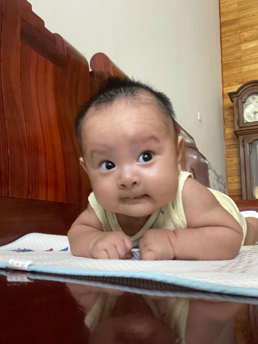 Bé 3m6d sinh non nên trước giờ bé ngủ khá nhiều k có thời gian tương tác vận động. Hiện tại bé nằm sấp ngẩng đầu 45 độ trong vài phút bé bắt đầu mệt, chưa thuần thục. Trong ngày bé ít cười chỉ cười lúc mẹ nói chuyện sáng sớm. Liệu bé có chậm phát triển k ạ? Mẹ cần làm gì để kiểm tra và giúp bé phát triển tốt hơn ạ?