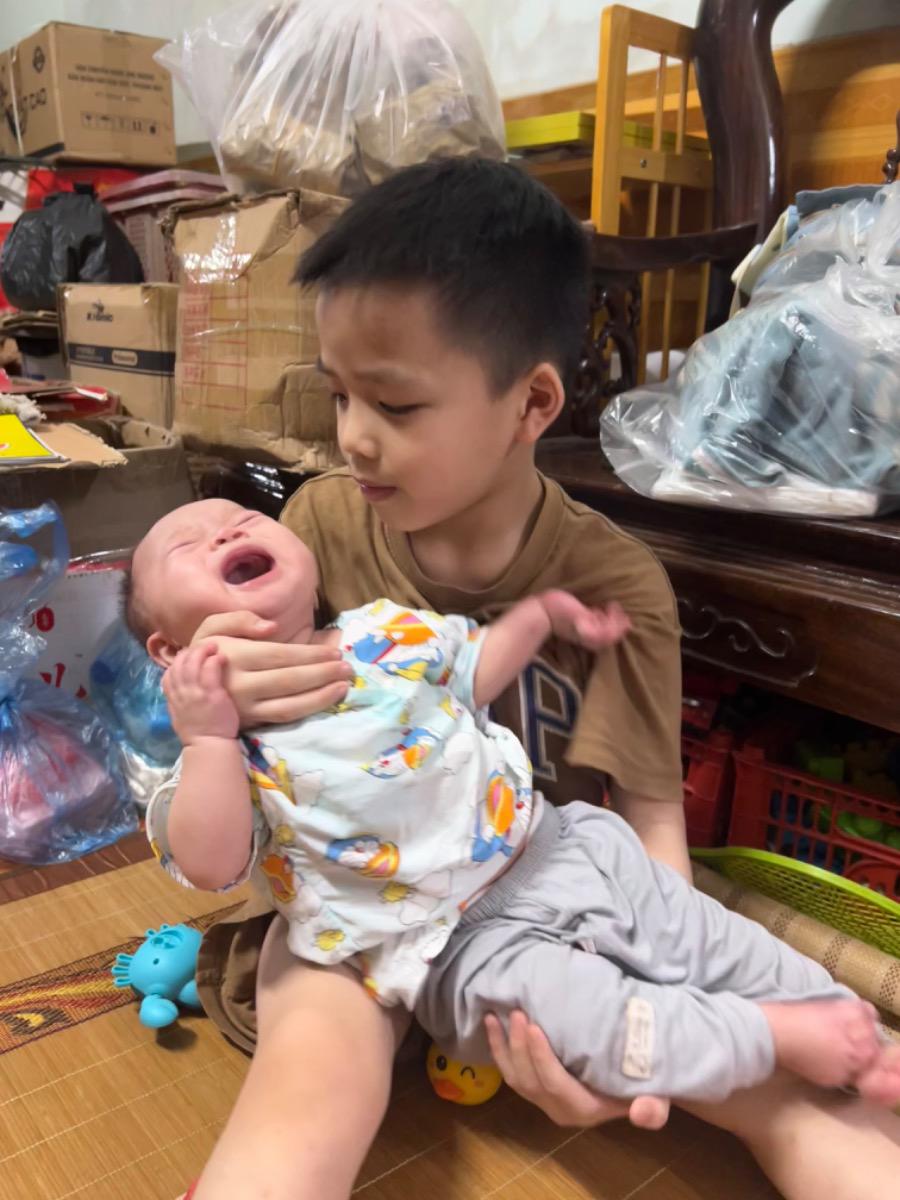 Con 6m me pải đi làm, nhờ ba chủ nhà bế cả ngày mà nó khóc vì lạ người đến khản cổ, khó rời mẹ. Cho m xin lời khuyên ạ