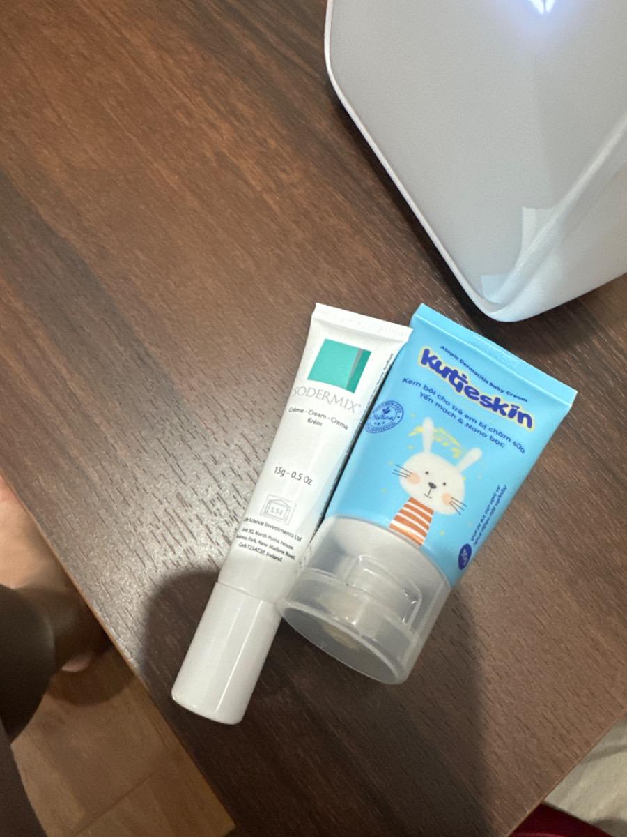 Da em bé 7 tuần tuổi , da em bị chàm màu đỏ sờ vào thô ráp và sần sùi thì nên bôi gì cho bé . Chân bé cũng mọc mụn liti không có nước, chỉ dạng hạt rôm không màu nhưng sờ vào cảm nhận được , ngày một nhiều và dày đặc thì nên bôi gì ạ. M có bôi 2 sp này mà thấy k đỡ