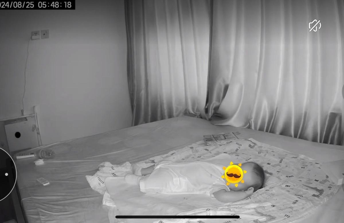 Em nhờ nhóm quản trị xem giúp em trường hợp bé 4m 9days ngủ đêm tư thế để hai tay ra sau đầu và cổ, để sát vào đầu. Hai chân bé cũng co lại như hình không thấy duỗi thẳng khi ngủ. Bé giữ tư thế như này khá lâu, từ 7pm đi ngủ tới tầm 12-1am đêm mới đổi thế mà cũng chỉ quay chân đi hướng khác thôi. Phải 2-3am sáng mới duỗi tay thẳng ra đc. 
Bé thường thức lúc 5h30-6 hoặc đôi khi 7h. 
Hiện tại bé đã biết lẫy và thích được kéo tay lên giống như ngồi.