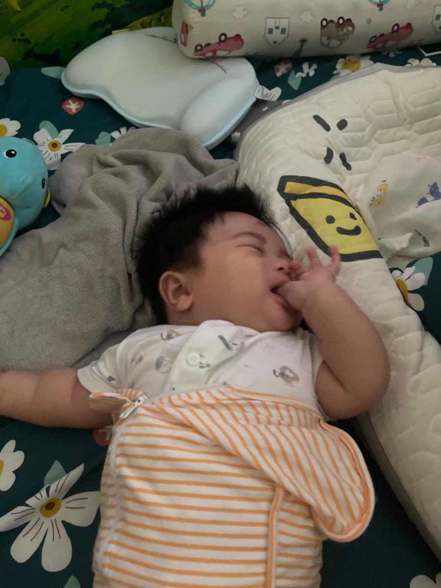 Bé em hay mút tay. Đặc biệt lúc gần ngủ bé ngậm nhai ngón tay rất dữ và quạo quọ! Vậy biểu hiện này có bình thường ko ạ? Có cách nào cho bé bớt quạo ko ạ?