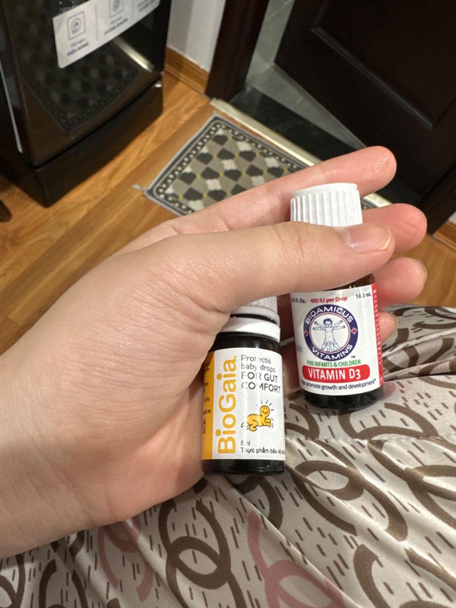 Bé mỗi ngày đi 1 lần nhưng hôm nay bé đi ngoài có phân màu xanh lá thì có sao không bác sĩ. Bé cần tới bệnh viện khám không. Trước đó bé 2 ngày không đi ngoài nên mẹ có cho bé uống men tiêu hoá Bio Gaia