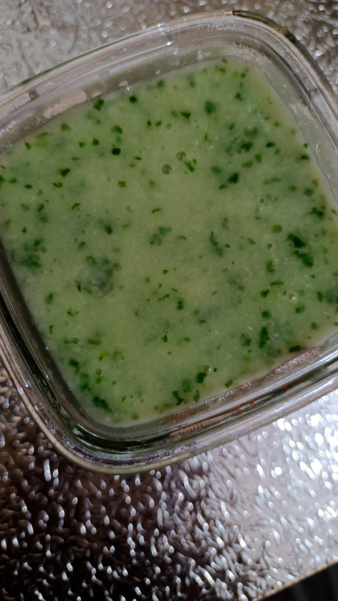 Mami cho mẹ hỏi bé mình ăn dặm gần đc 1 tháng rồi. Lượng ăn tùy theo bữa nhiều nhất là 100ml. Nhờ Mami xem giúp mẹ cháo cá với rầu cải bó xôi như hình thế này ổn chưa ạ. Rầu có cần nhuyễn hơn nữa k ạ. Vì khi bé đi đại tiện mẹ thấy trong phân có rau nhỏ nhỏ sợ là rau xay to bé tiêu hoá k đc pk ạ.