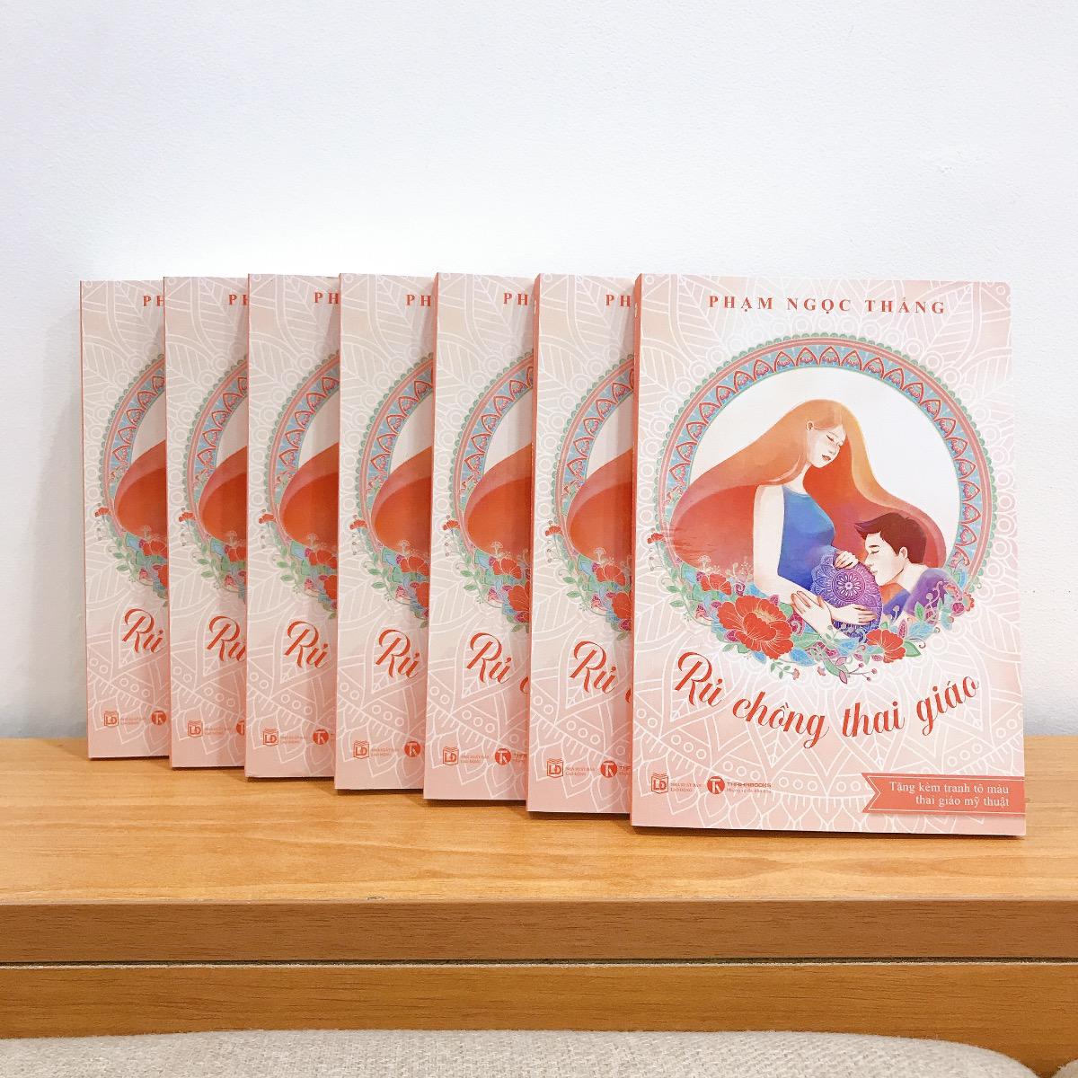 Mamibabi cung cấp cho mẹ hơn 3000 hoạt động thai giáo trong 9 tháng 10 ngày mang thai (mỗi ngày hơn 10 hoạt động), giúp bé phát triển khoẻ mạnh và thông minh ngay từ khi còn trong bụng mẹ. 

Tất cả nội dung đều được xây dựng bởi anh Phạm Ngọc Thắng - tác giả cuốn sách “Rủ chồng thai giáo” cùng đội ngũ của mình. Anh Thắng cũng chính là nhà sáng lập ứng dụng thai giáo Mamibabi - ứng dụng đã vinh dự được Google lựa chọn trong chương trình “Google for Startups”

Mẹ chỉ cần đăng ký tài khoản “VIP Mom trọn đời” với giá 899,000đ để nhận được tất cả các quyền lợi sau: 

+ Được tư vấn 1:1 mọi câu hỏi về mang thai và nuôi con https://mamibabi.com.vn/community 
+ Học 80 khóa học ngắn về mang thai https://mamibabi.com.vn/khoa-hoc?mode=1
+ Học 40 khóa học ngắn về chăm sóc trẻ sơ sinh và nuôi con https://mamibabi.com.vn/khoa-hoc?mode=2