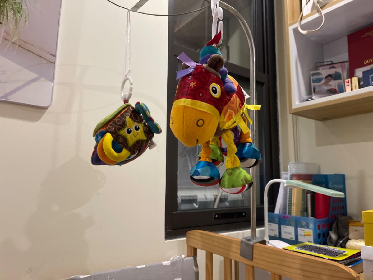 Chào Mamibabi,
Mình có 2 vấn đề cần được tư vấn:
1. Bé nhà mình được 2,5 tháng, khi nhìn món đồ nhiều màu sắc treo trên cũi con rất thích (con cười khi nhìn thấy những đồ vật này), nhất là khi chúng chuyển động nhanh. Cho con chơi như thế có ảnh hưởng mắt và hệ thần kinh của con không?
2. Bé ăn khá ít, mỗi lần ăn 90-100ml và cách 3,5-4h bé mới ăn 1 lần, mình lấy dư sữa (sữa mẹ) bé cũng không ăn hết, mỗi ngày bé chỉ ăn khoảng 450-480ml. Buổi sáng mình tắm cho bé nên giấc sáng bé ngủ rất ngoan. Chiều con ngủ kém và tối đi ngủ khuya, gần 1 tuần nay cứ 11-12h đêm con mới ngủ giấc đêm