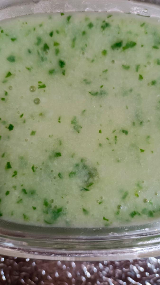 Mami cho mẹ hỏi bé mình ăn dặm gần đc 1 tháng rồi. Lượng ăn tùy theo bữa nhiều nhất là 100ml. Nhờ Mami xem giúp mẹ cháo cá với rầu cải bó xôi như hình thế này ổn chưa ạ. Rầu có cần nhuyễn hơn nữa k ạ. Vì khi bé đi đại tiện mẹ thấy trong phân có rau nhỏ nhỏ sợ là rau xay to bé tiêu hoá k đc pk ạ.