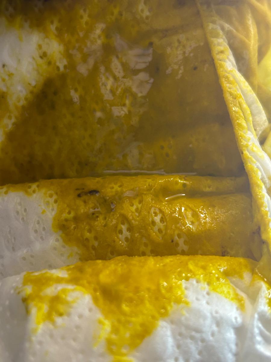 bé 1 tháng 19 ngày bú sữa mẹ hoàn toàn đi phân như thế này có bình thường k ạ, với bé hay bị són phân